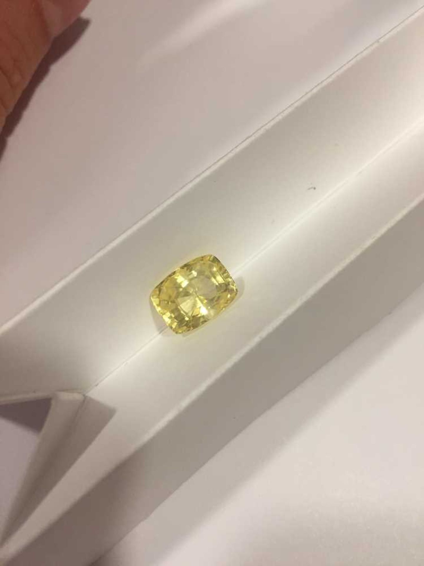 An unheated yellow sapphire and various loose gemstones - Bild 5 aus 18