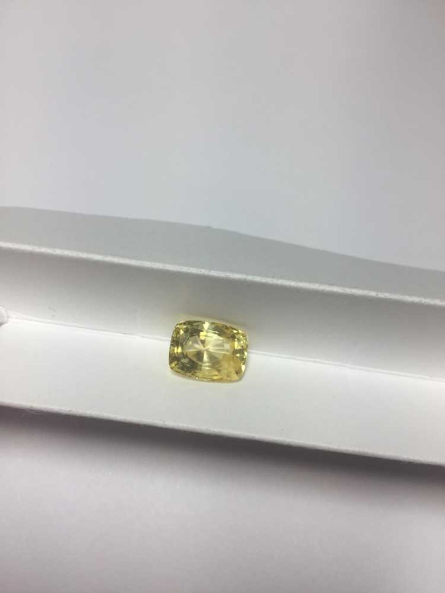 An unheated yellow sapphire and various loose gemstones - Bild 4 aus 18