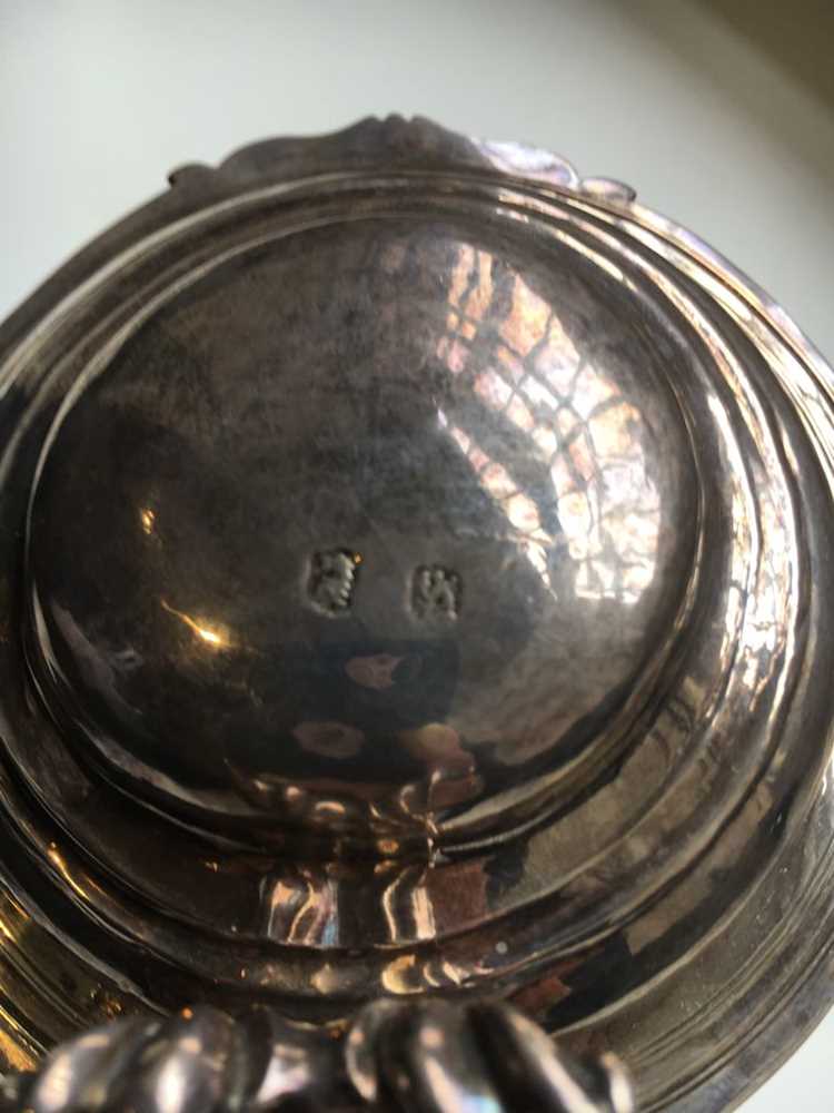 A Queen Anne English provincial lidded tankard - Image 8 of 13