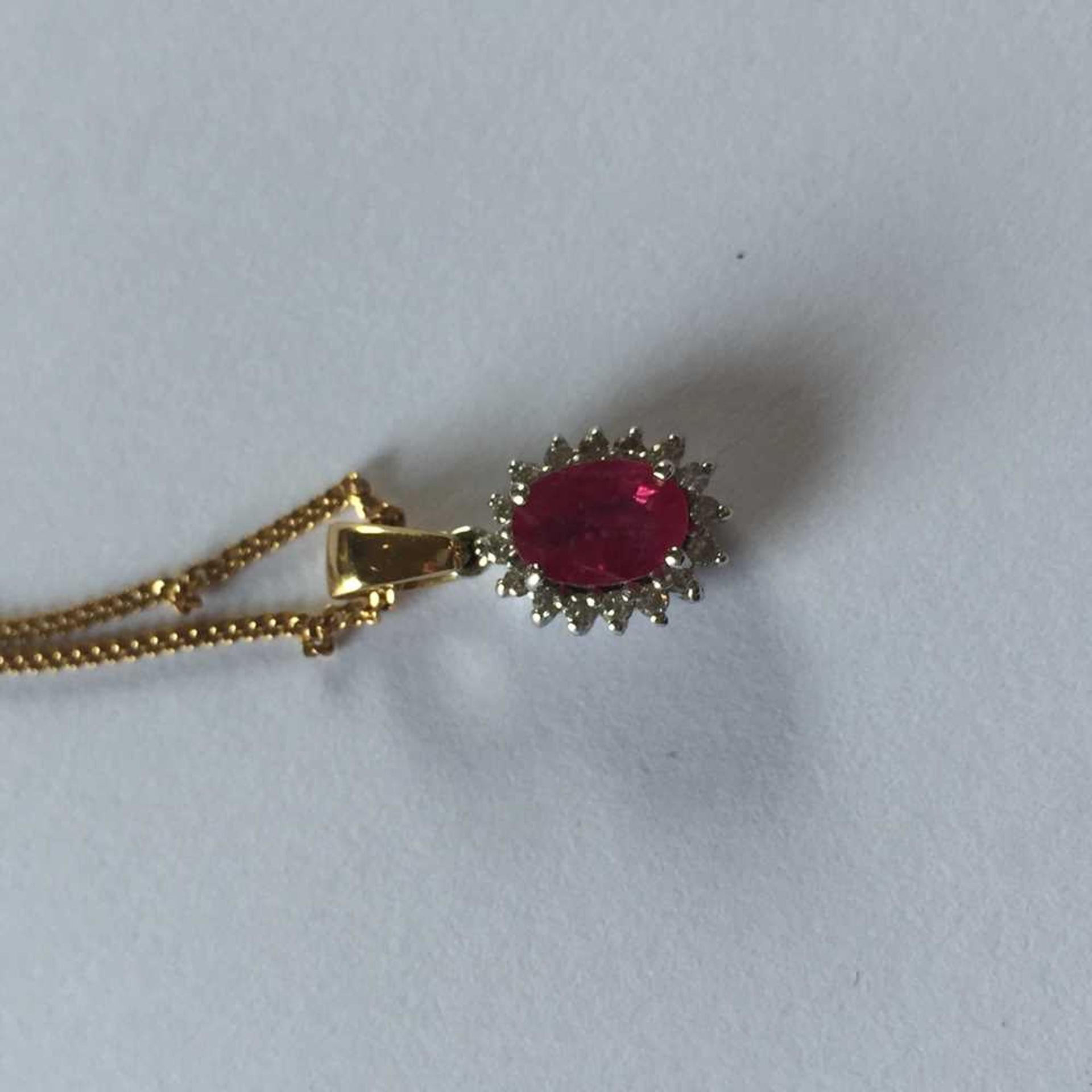 A pink sapphire and diamond pendant necklace - Bild 15 aus 17