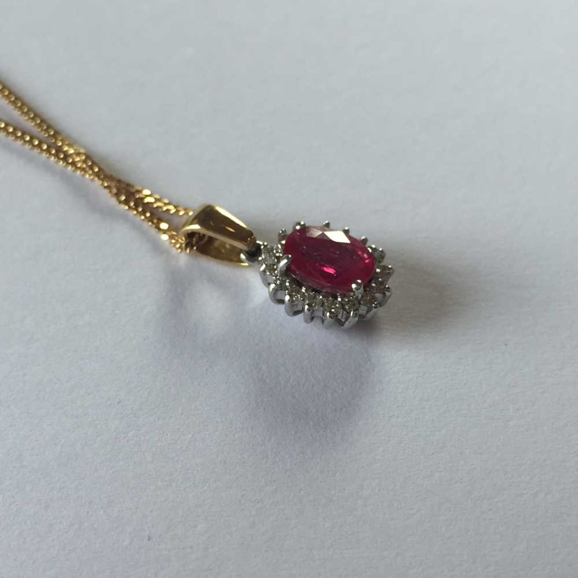 A pink sapphire and diamond pendant necklace - Bild 12 aus 17