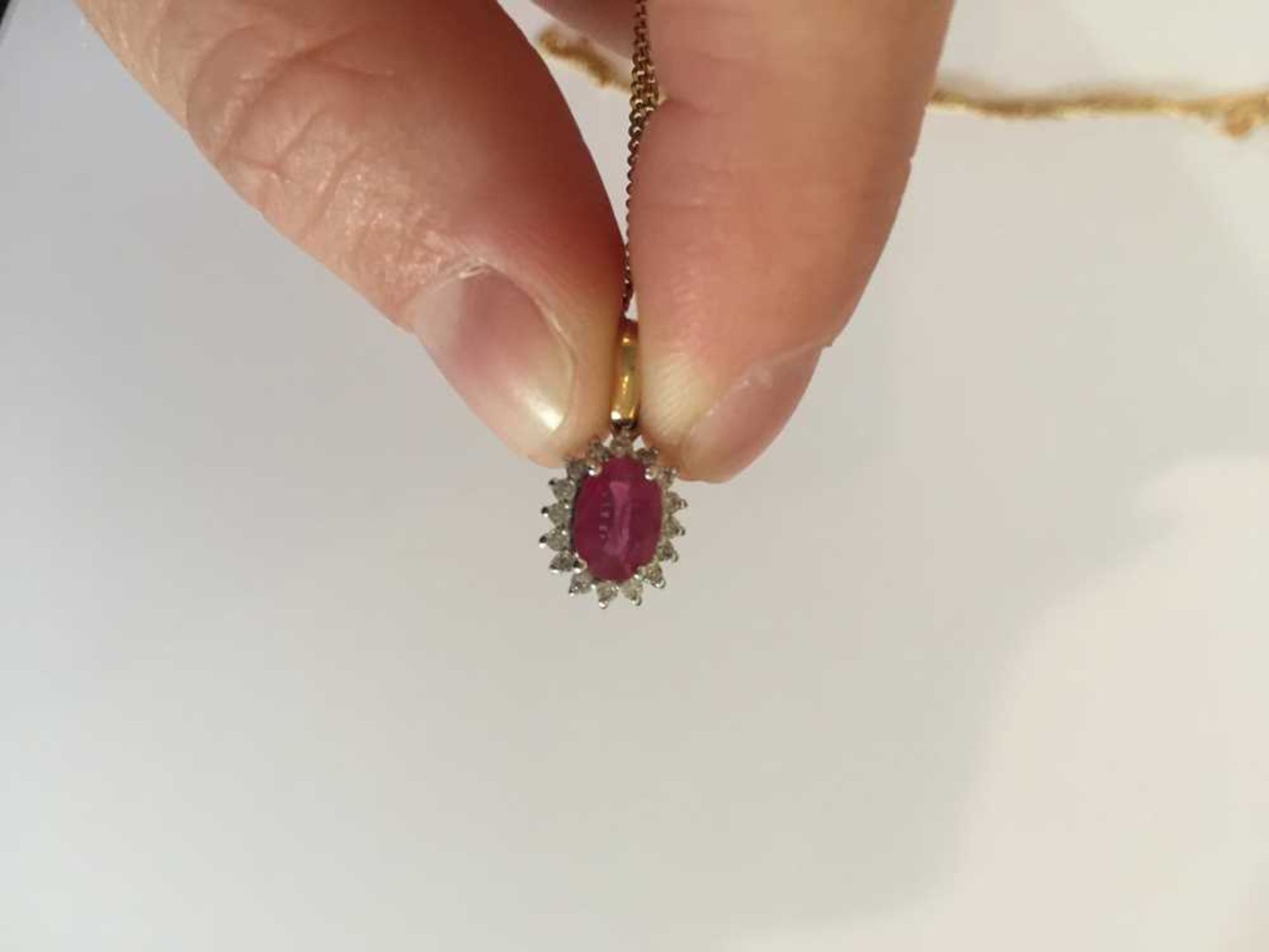 A pink sapphire and diamond pendant necklace - Bild 7 aus 17