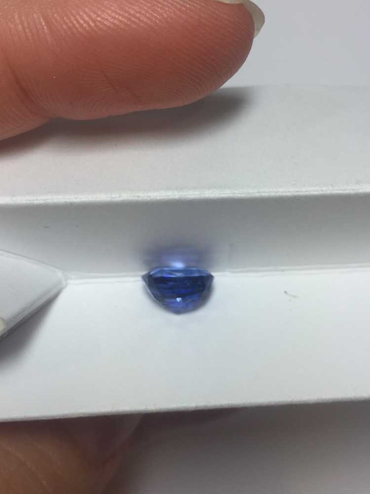An unheated blue sapphire and various loose gemstones - Image 15 of 17