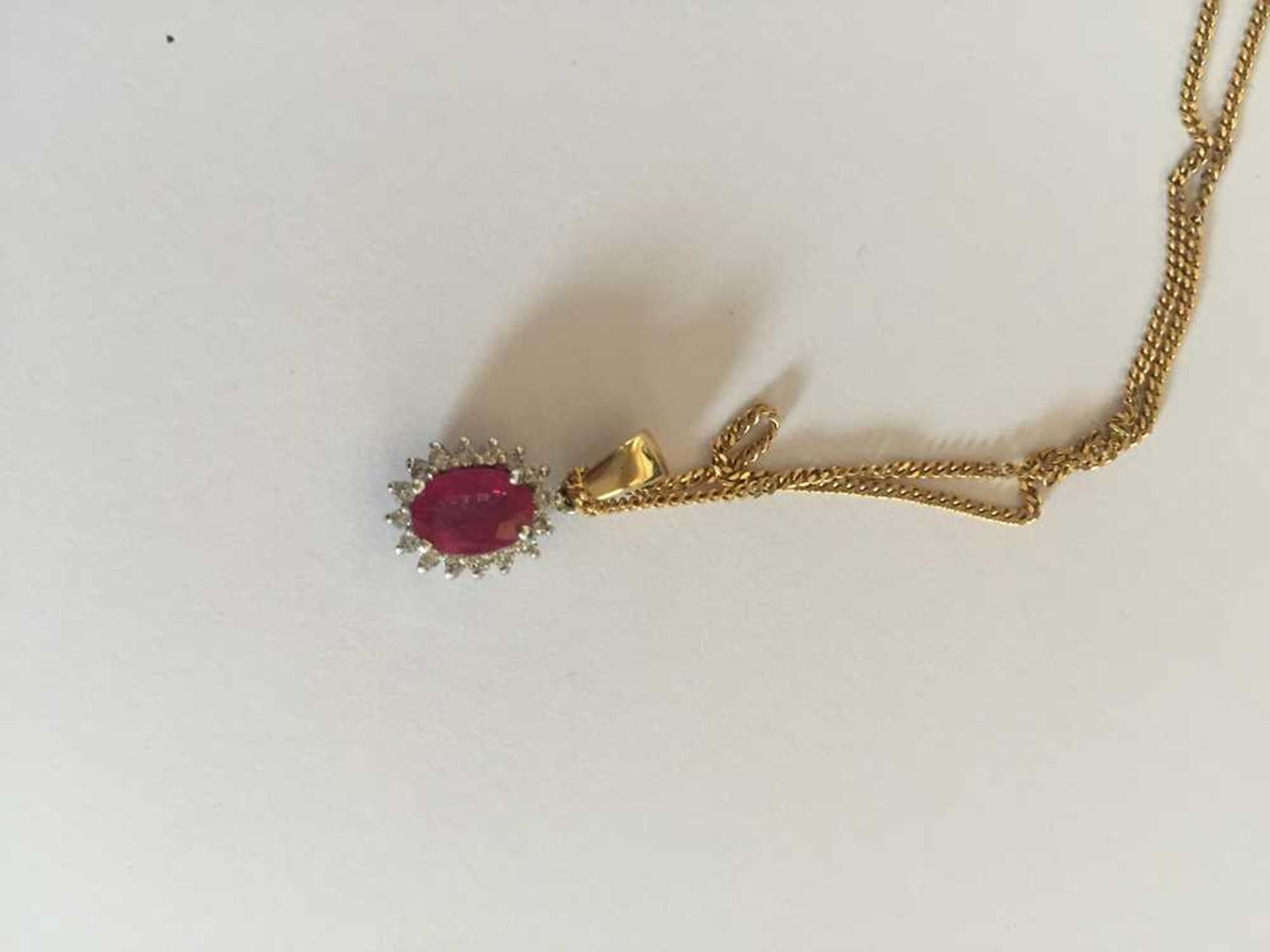 A pink sapphire and diamond pendant necklace - Bild 4 aus 17