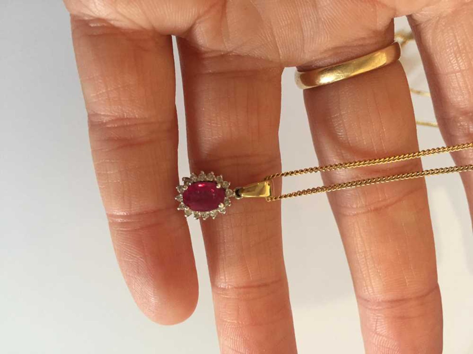 A pink sapphire and diamond pendant necklace - Bild 6 aus 17