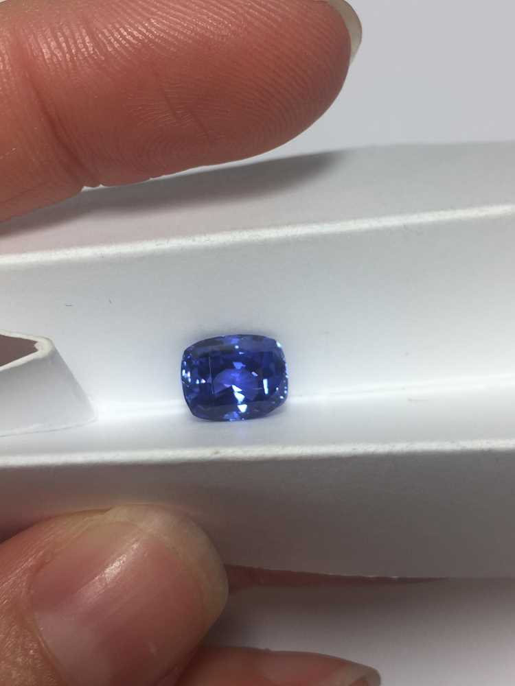 An unheated blue sapphire and various loose gemstones - Image 10 of 17