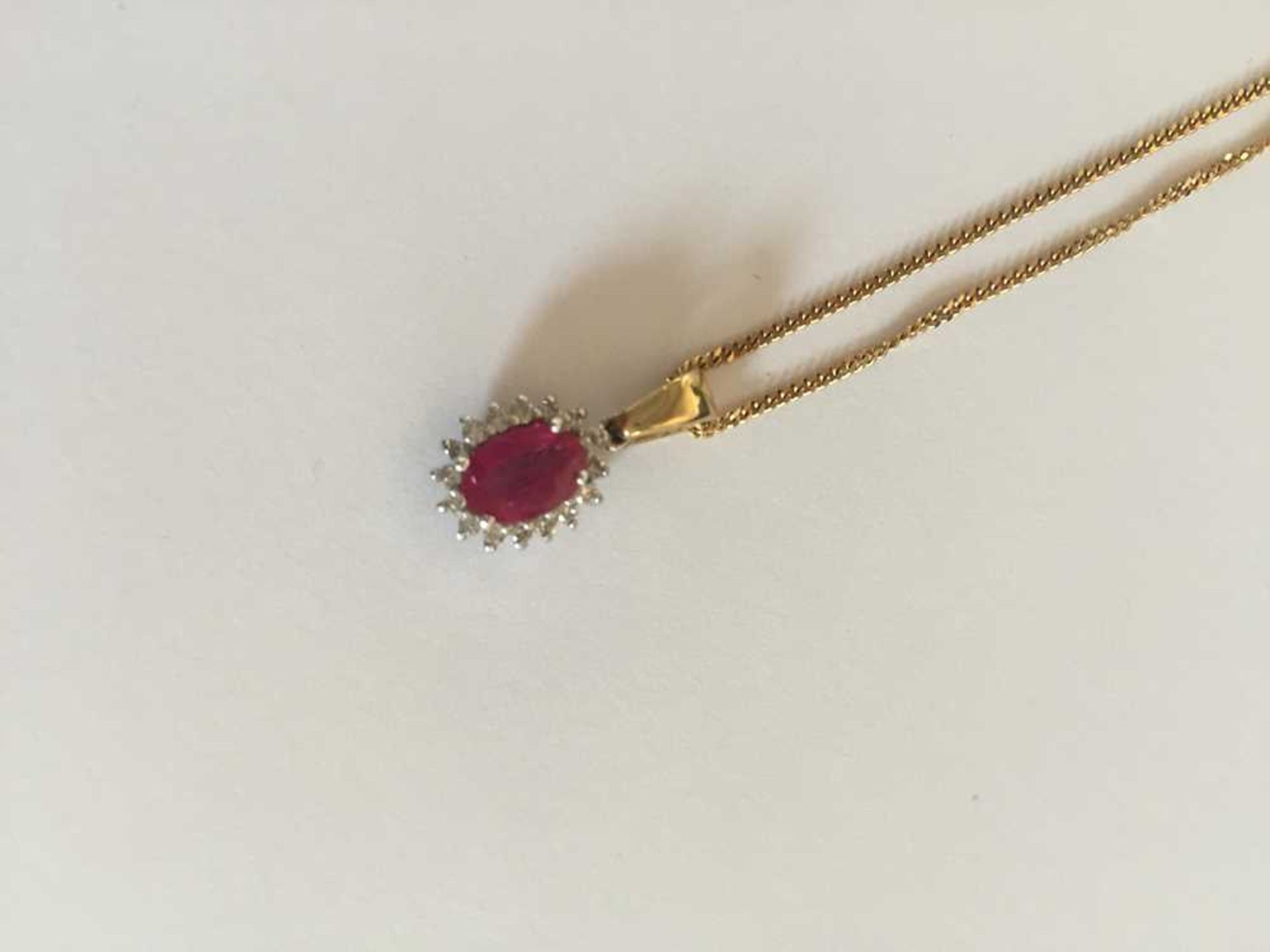 A pink sapphire and diamond pendant necklace - Bild 5 aus 17