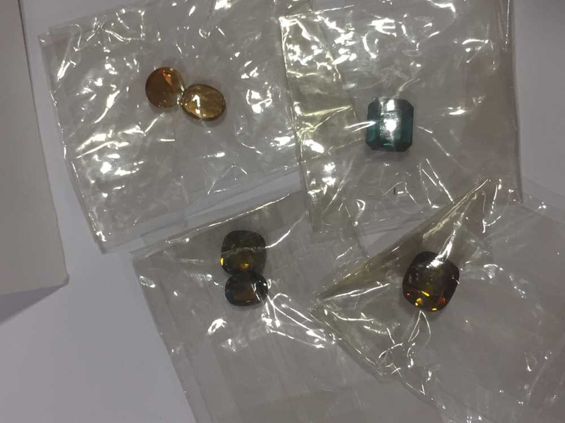 An unheated yellow sapphire and various loose gemstones - Bild 16 aus 18