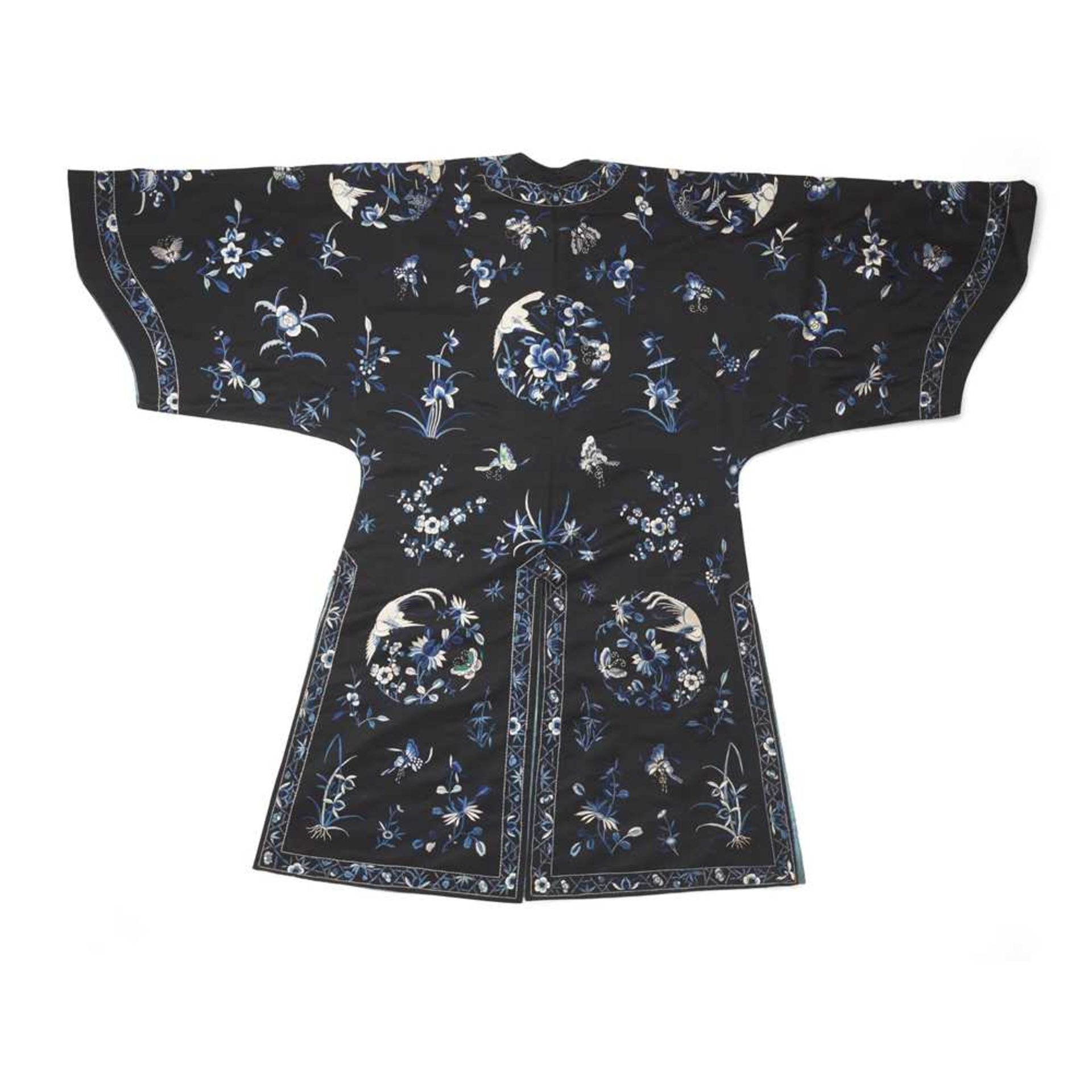 BLACK-GROUND SILK EMBROIDERED LADY'S OVERCOAT LATE QING DYNASTY-REPUBLIC PERIOD, 19TH-20TH CENTURY - Bild 2 aus 17