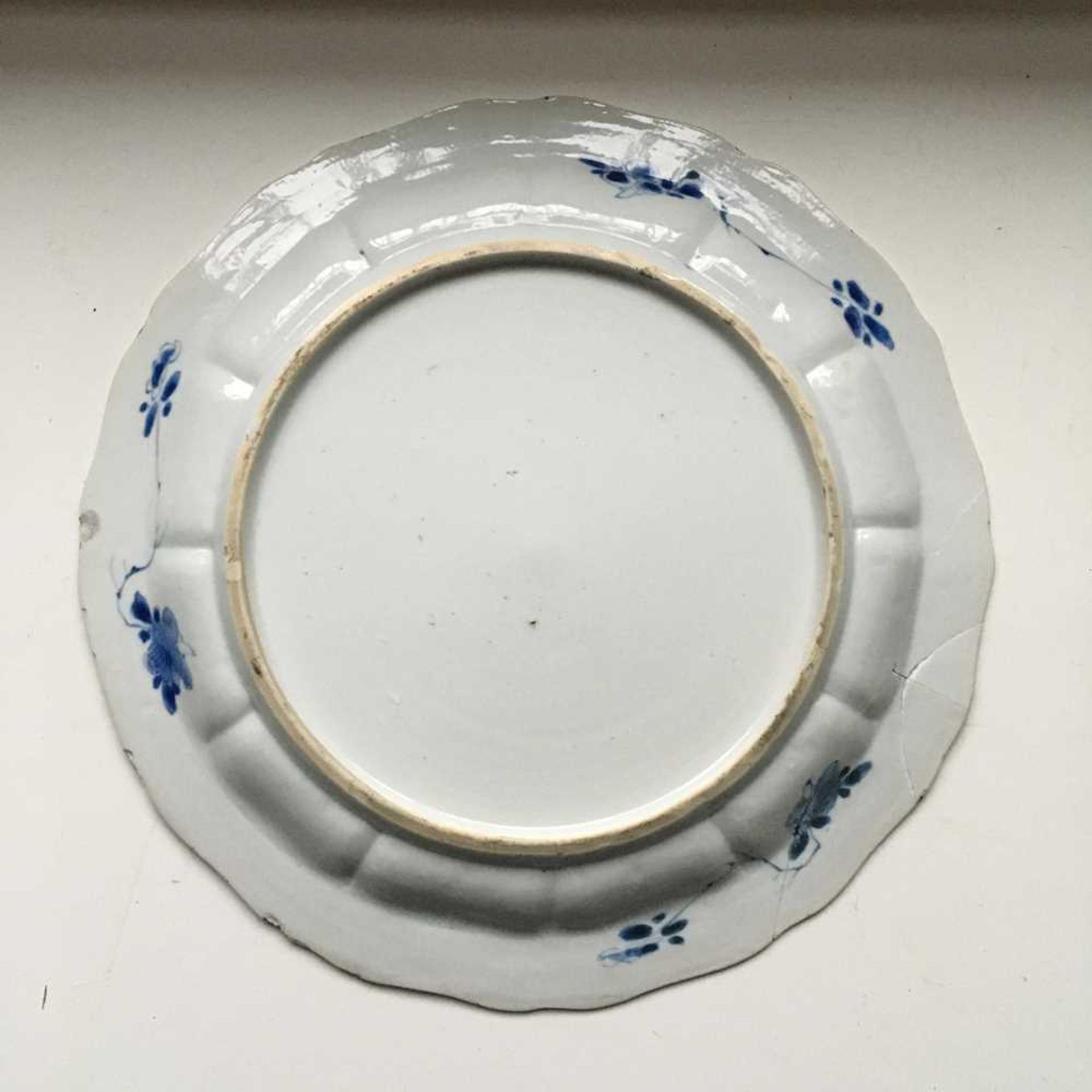 GROUP OF TWELVE BLUE AND WHITE PLATES AND CHARGERS QING DYNASTY, 18TH CENTURY - Bild 63 aus 69