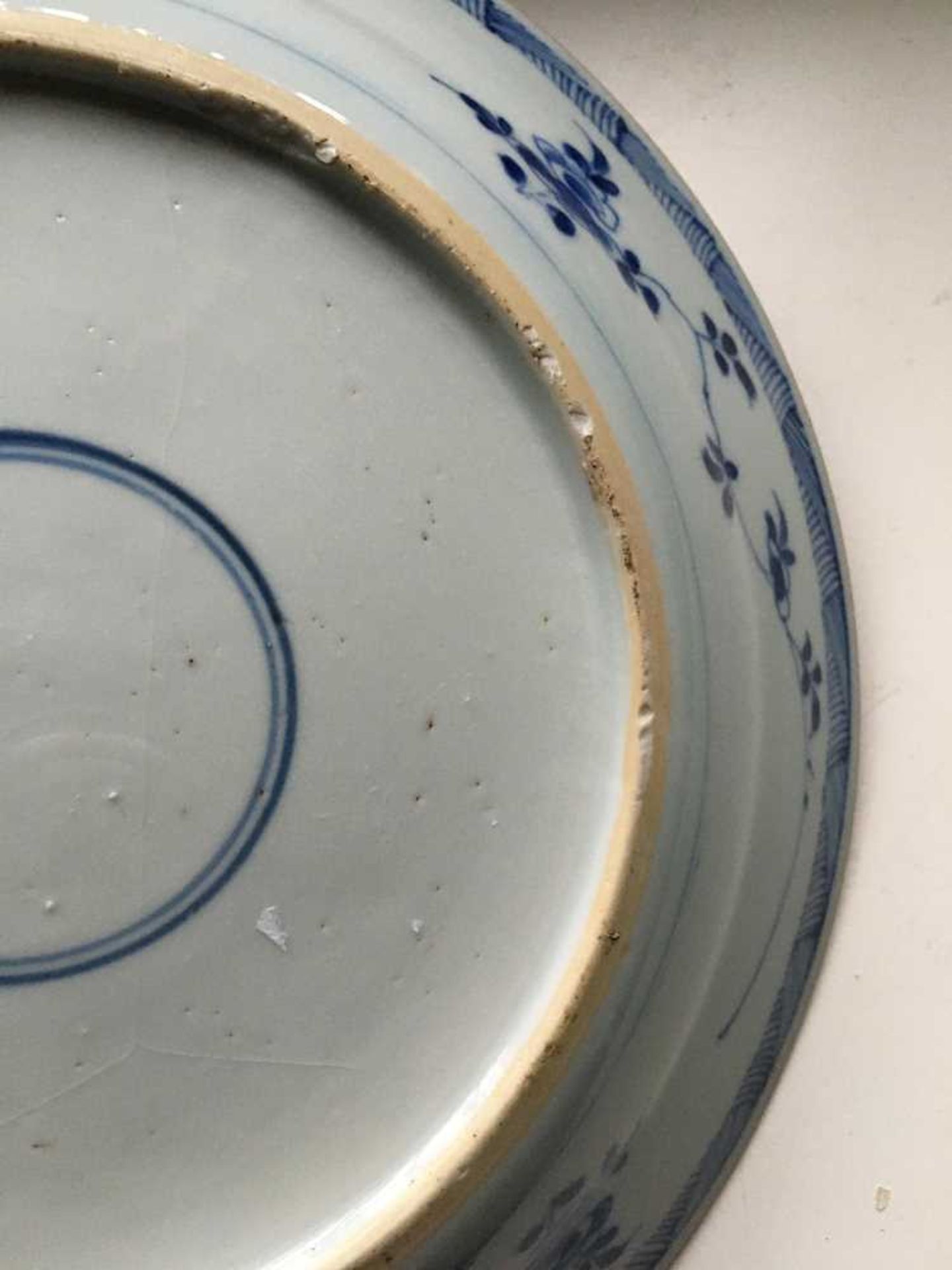 GROUP OF TWELVE BLUE AND WHITE PLATES AND CHARGERS QING DYNASTY, 18TH CENTURY - Bild 17 aus 69