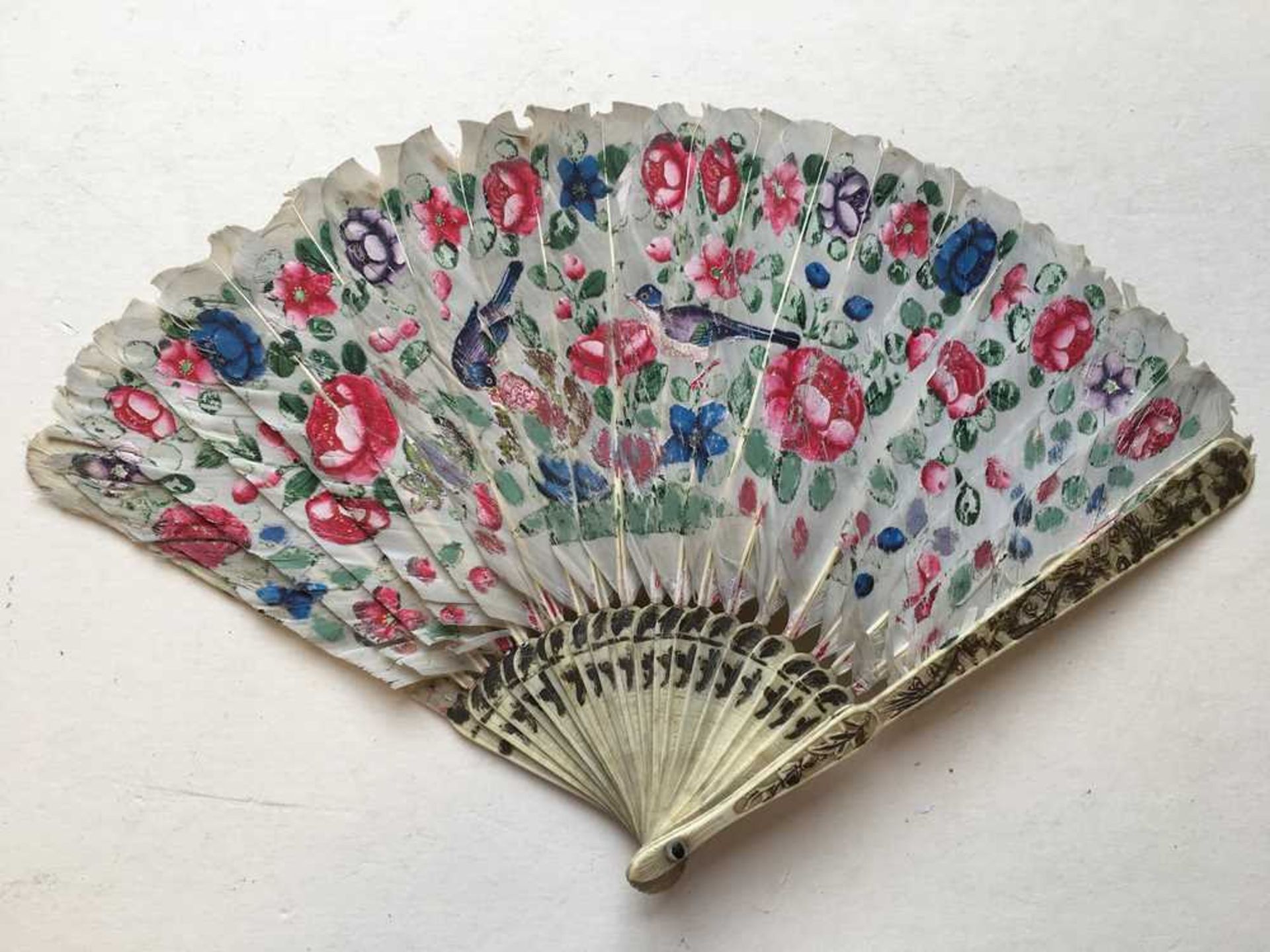 CARVED BONE AND FEATHER FAN LATE QING DYNASTY-REPUBLIC PERIOD, 19TH-20TH CENTURY - Image 7 of 12