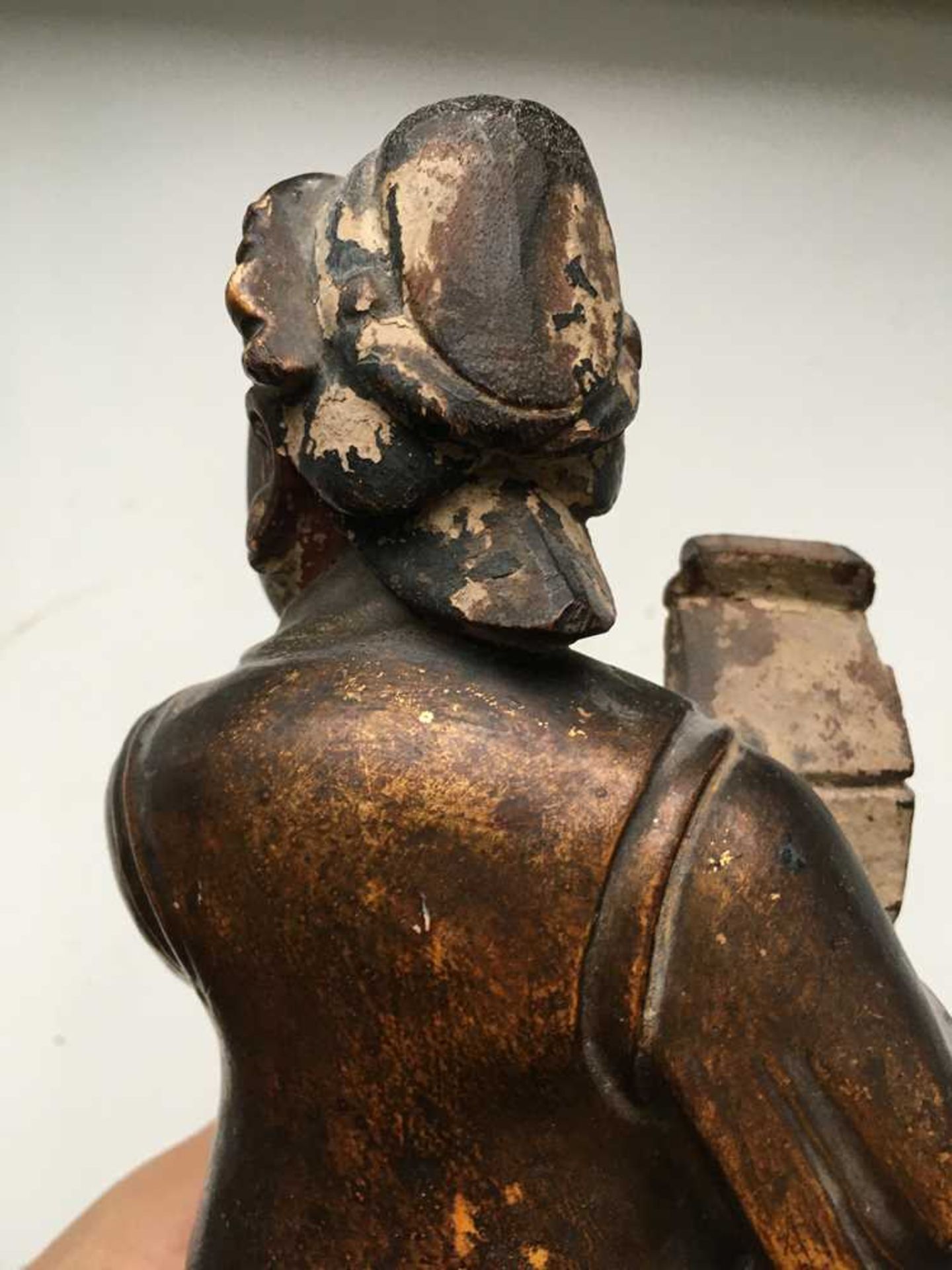 GILT-LACQUERED WOODEN FIGURE OF A DAOIST IMMORTAL QING DYNASTY, 18TH-19TH CENTURY - Bild 13 aus 20