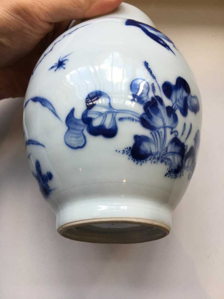 BLUE AND WHITE 'CRICKET AND LILY' JAR - Image 14 of 18