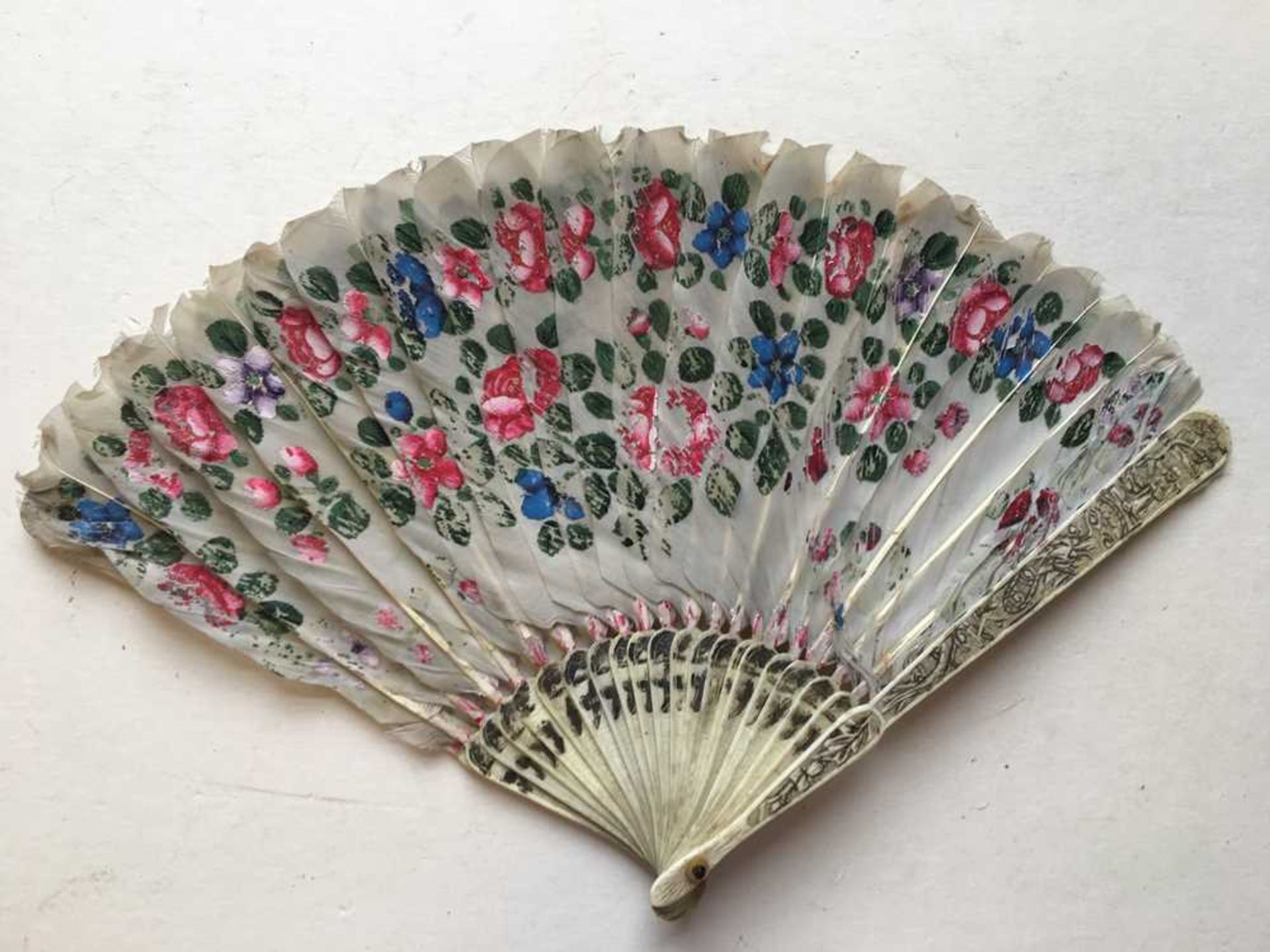 CARVED BONE AND FEATHER FAN LATE QING DYNASTY-REPUBLIC PERIOD, 19TH-20TH CENTURY - Image 10 of 12