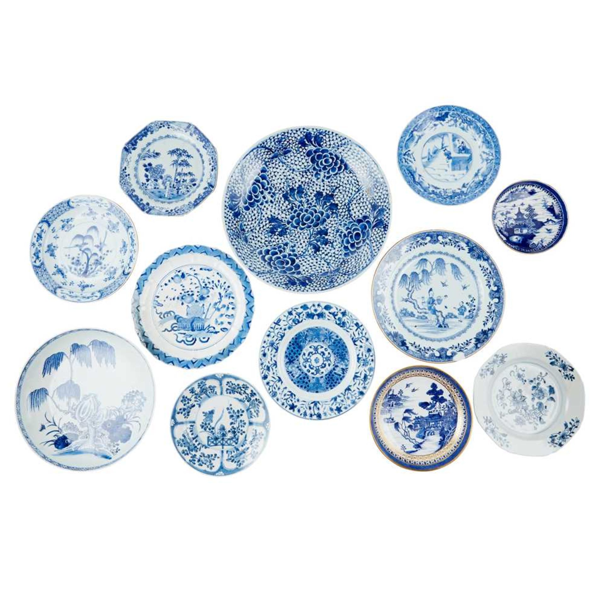 GROUP OF TWELVE BLUE AND WHITE PLATES AND CHARGERS QING DYNASTY, 18TH CENTURY - Bild 2 aus 69