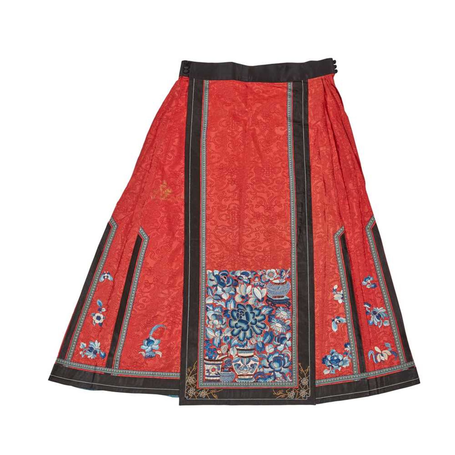 HAN CHINESE WOMAN'S EMBROIDERED RED SILK PLEATED SKIRT LATE QING DYNASTY-REPUBLIC PERIOD, 19TH-20TH - Bild 2 aus 12