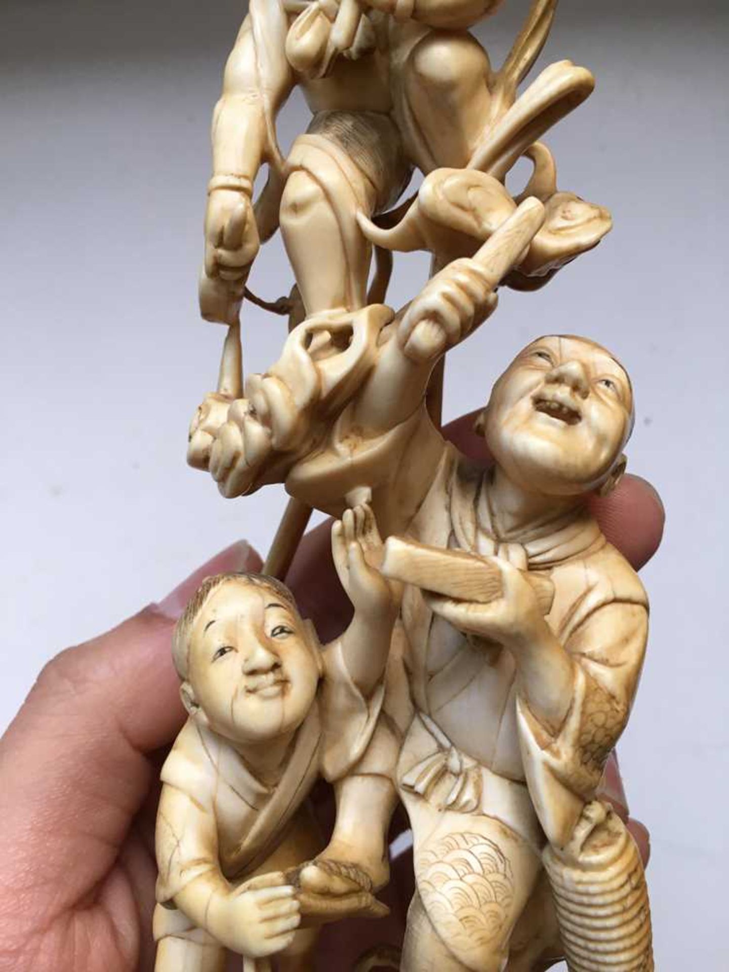 GROUP OF FIVE JAPANESE IVORY CARVINGS MEIJI PERIOD - Image 32 of 65