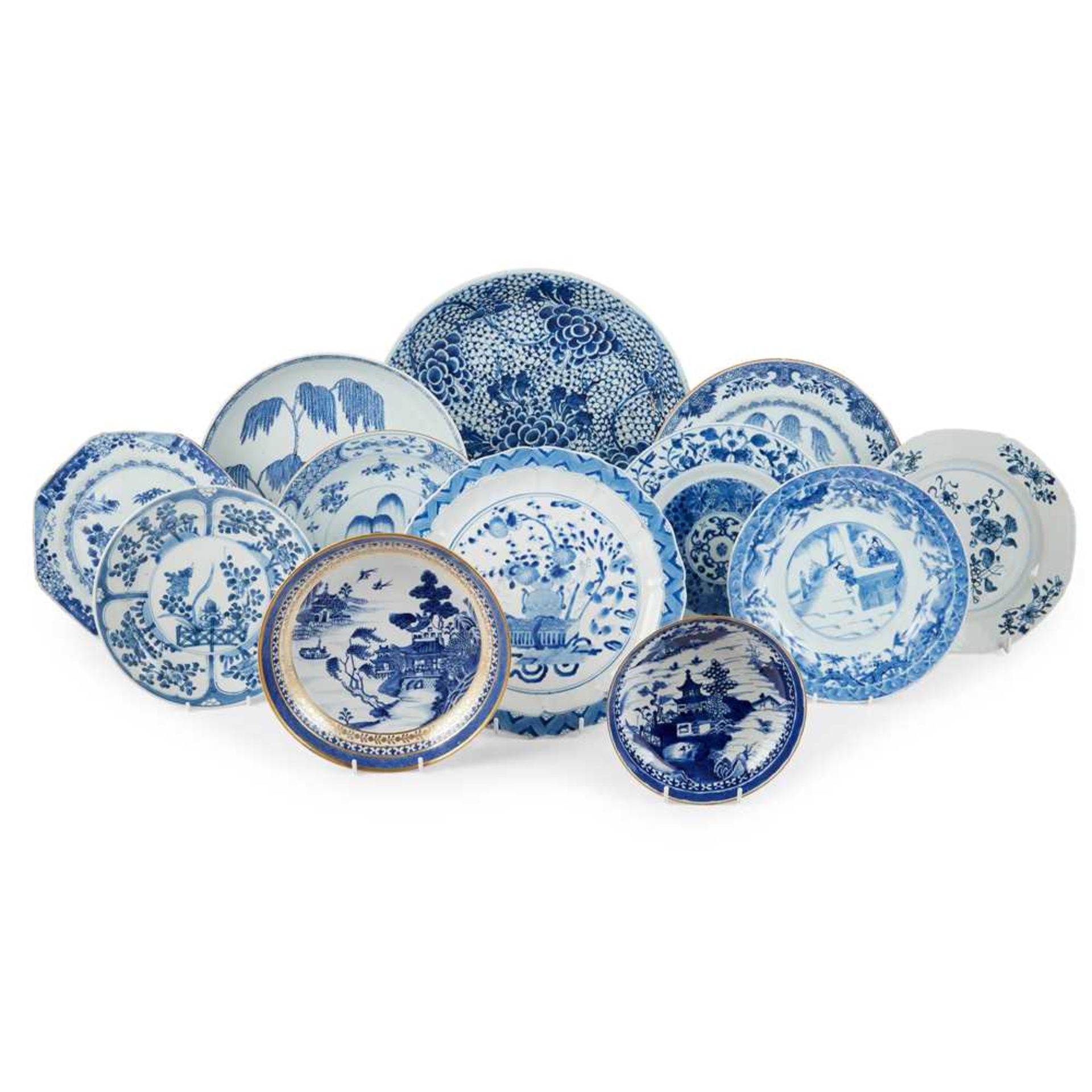 GROUP OF TWELVE BLUE AND WHITE PLATES AND CHARGERS QING DYNASTY, 18TH CENTURY