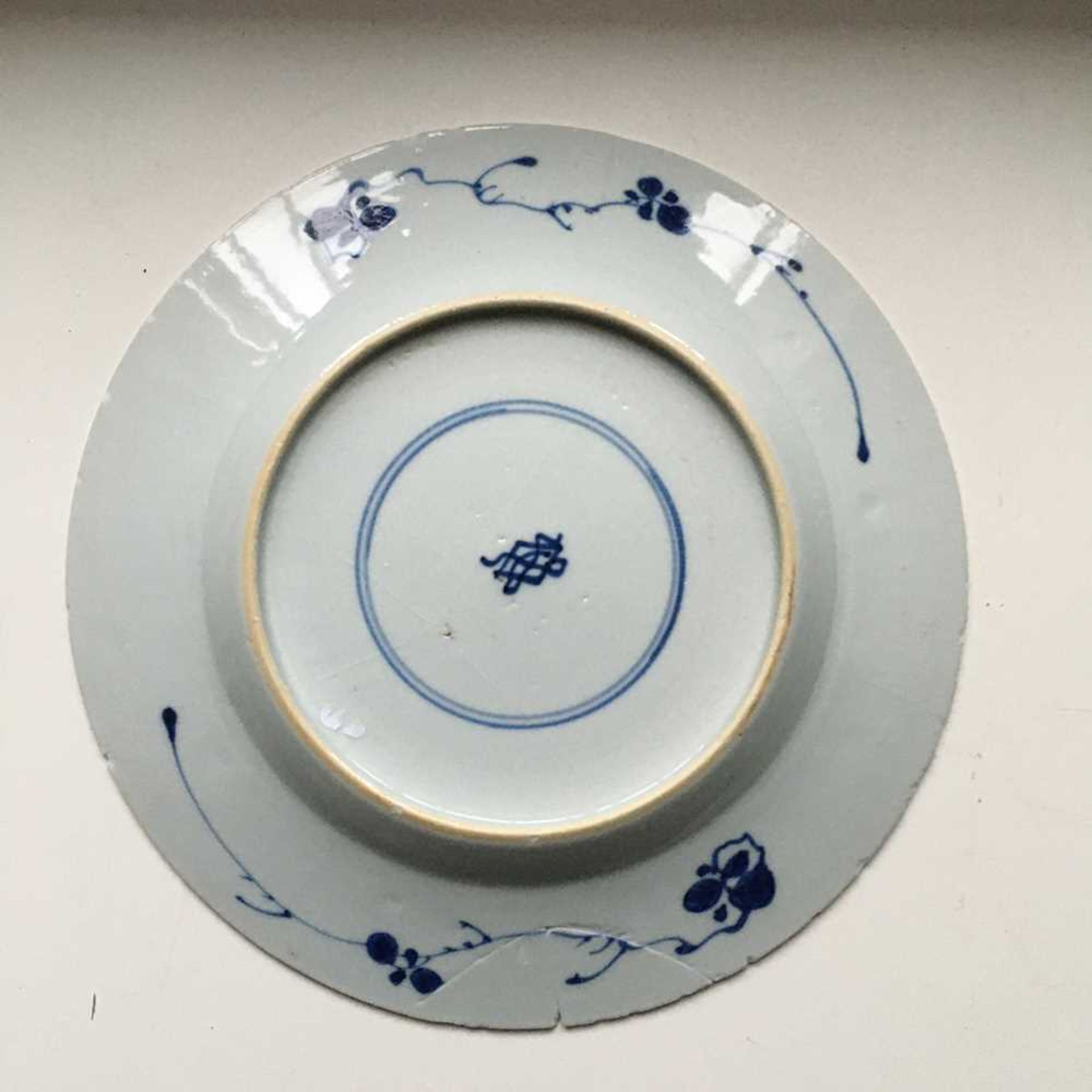 GROUP OF TWELVE BLUE AND WHITE PLATES AND CHARGERS QING DYNASTY, 18TH CENTURY - Bild 66 aus 69