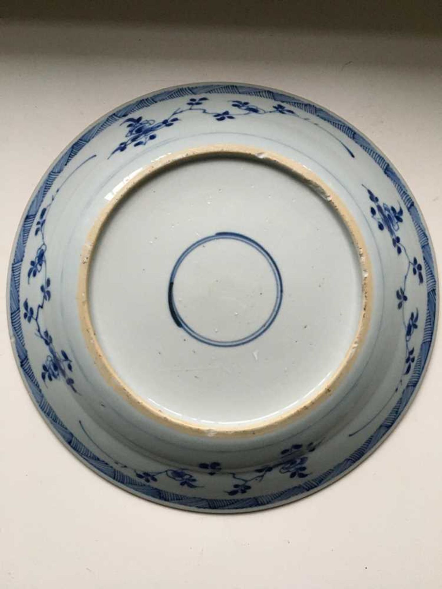 GROUP OF TWELVE BLUE AND WHITE PLATES AND CHARGERS QING DYNASTY, 18TH CENTURY - Bild 14 aus 69