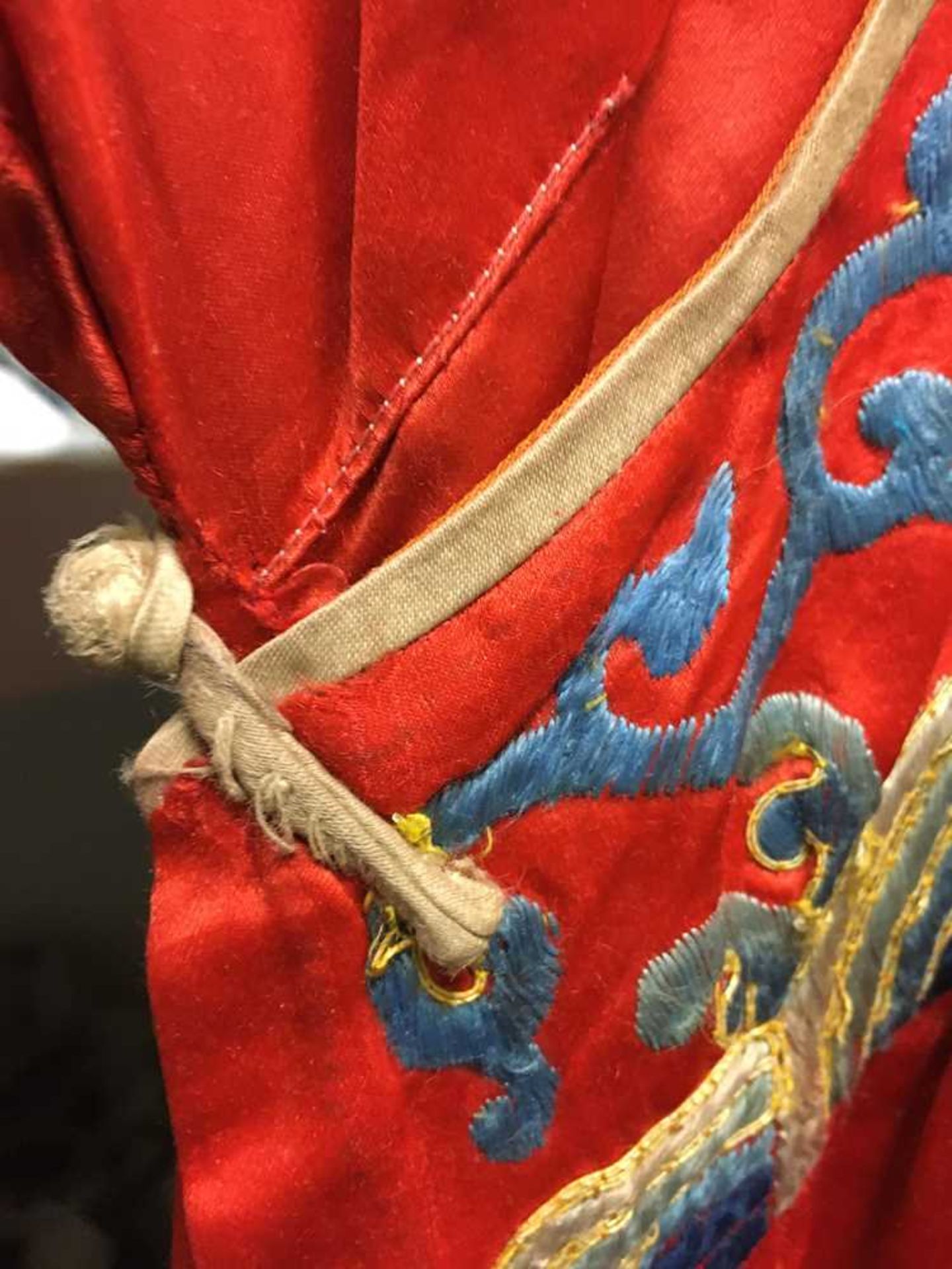 RED GROUND SILK EMBROIDERED 'DRAGON' ROBE 19TH-20TH CENTURY - Image 9 of 20