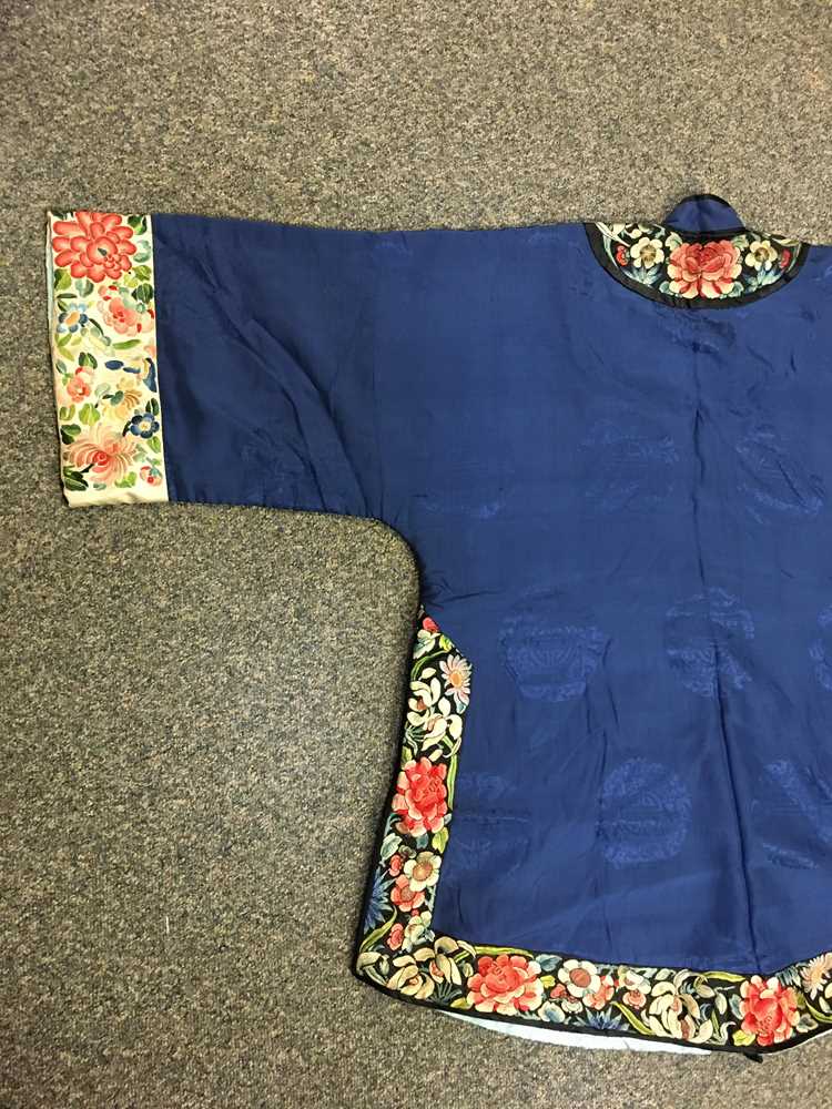 MIDNIGHT-BLUE-GROUND SILK LADY'S OVERCOAT LATE QING DYNASTY-REPUBLIC PERIOD, 19TH-20TH CENTURY - Image 9 of 13