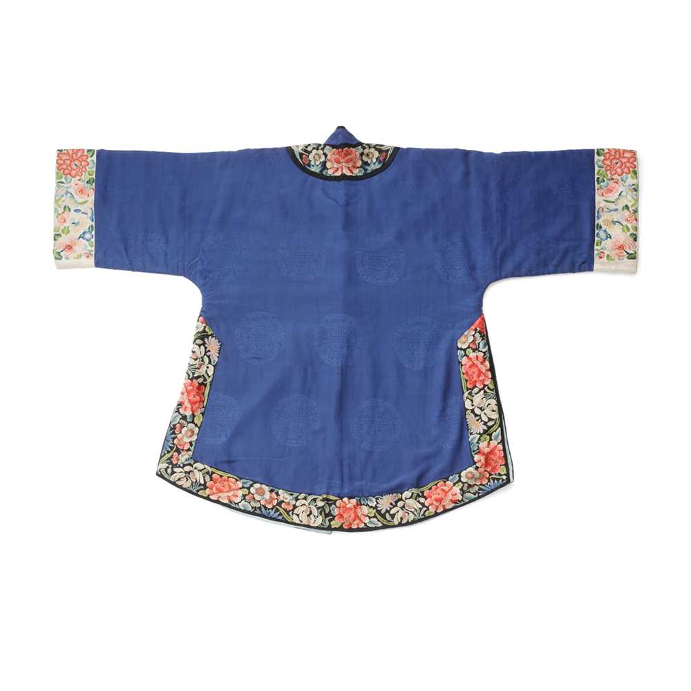 MIDNIGHT-BLUE-GROUND SILK LADY'S OVERCOAT LATE QING DYNASTY-REPUBLIC PERIOD, 19TH-20TH CENTURY - Image 2 of 13