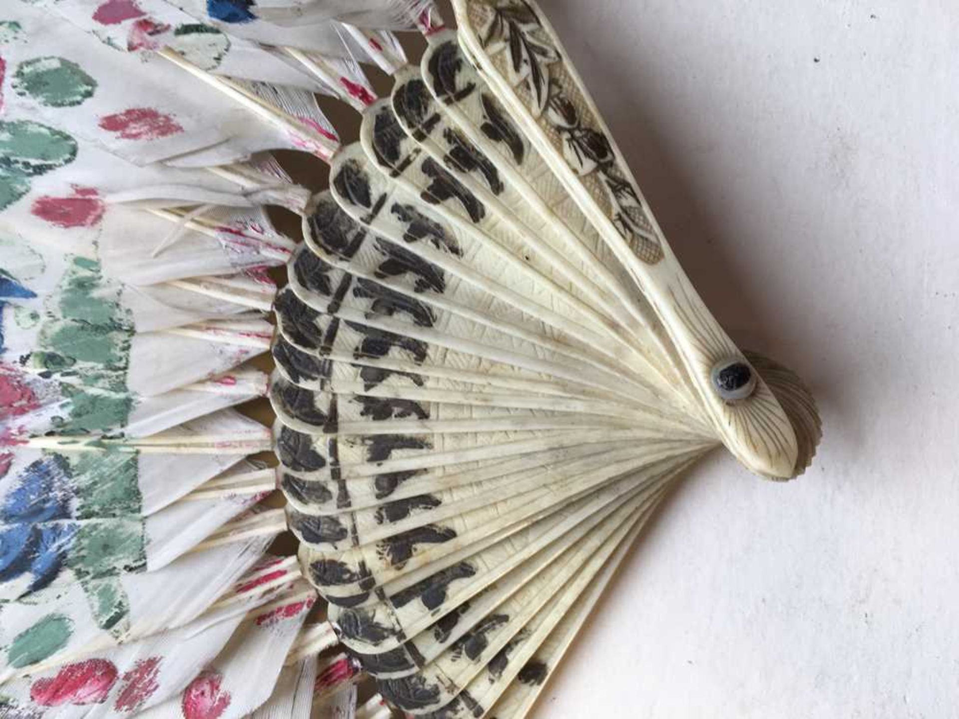CARVED BONE AND FEATHER FAN LATE QING DYNASTY-REPUBLIC PERIOD, 19TH-20TH CENTURY - Image 4 of 12