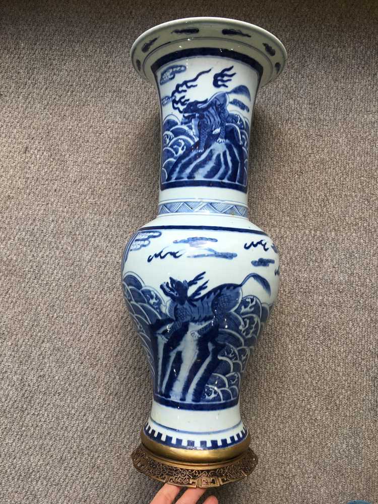 BLUE AND WHITE 'QILIN' YEN YEN VASE QING DYNASTY, 19TH CENTURY - Image 11 of 17