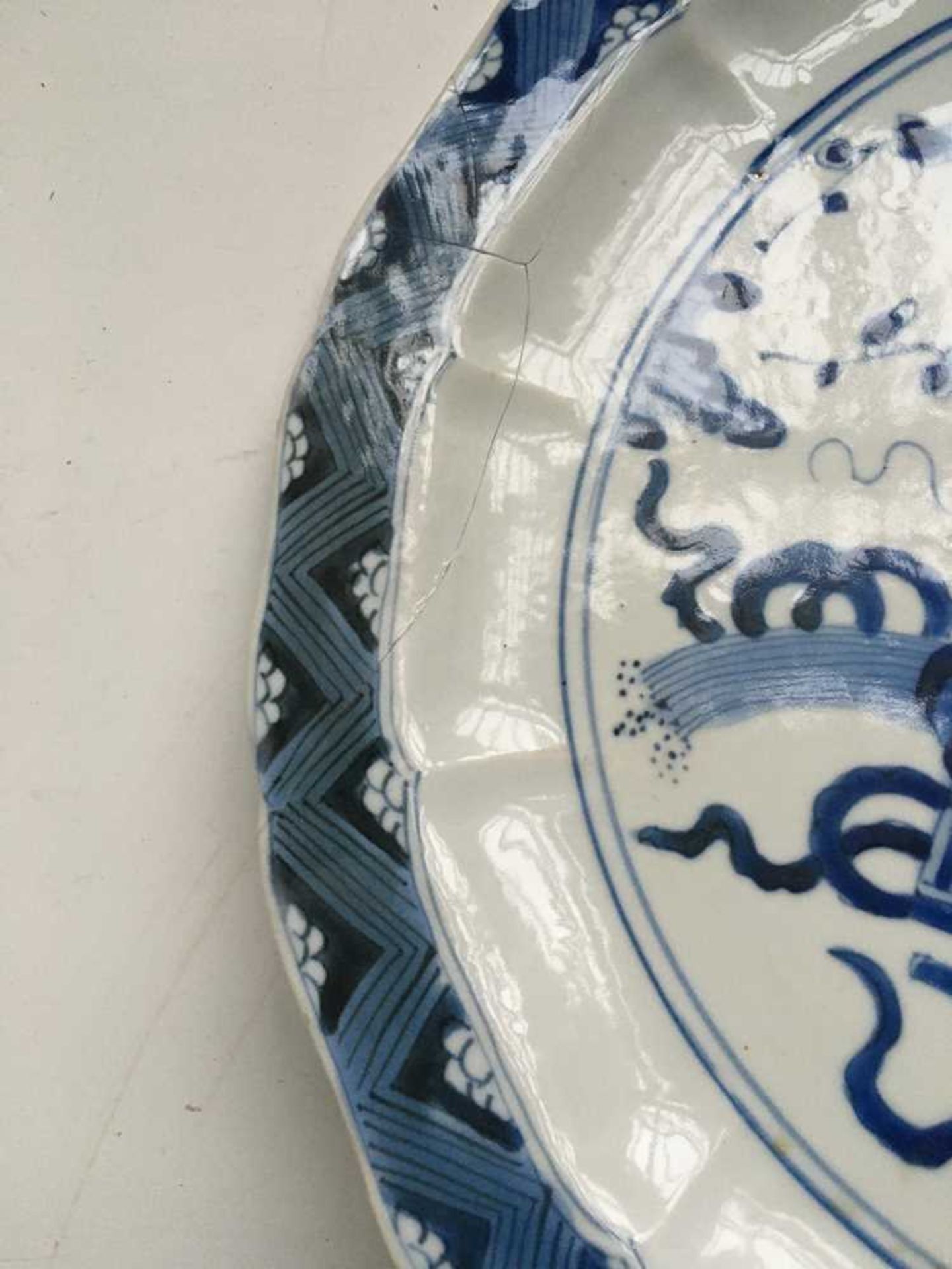 GROUP OF TWELVE BLUE AND WHITE PLATES AND CHARGERS QING DYNASTY, 18TH CENTURY - Bild 61 aus 69