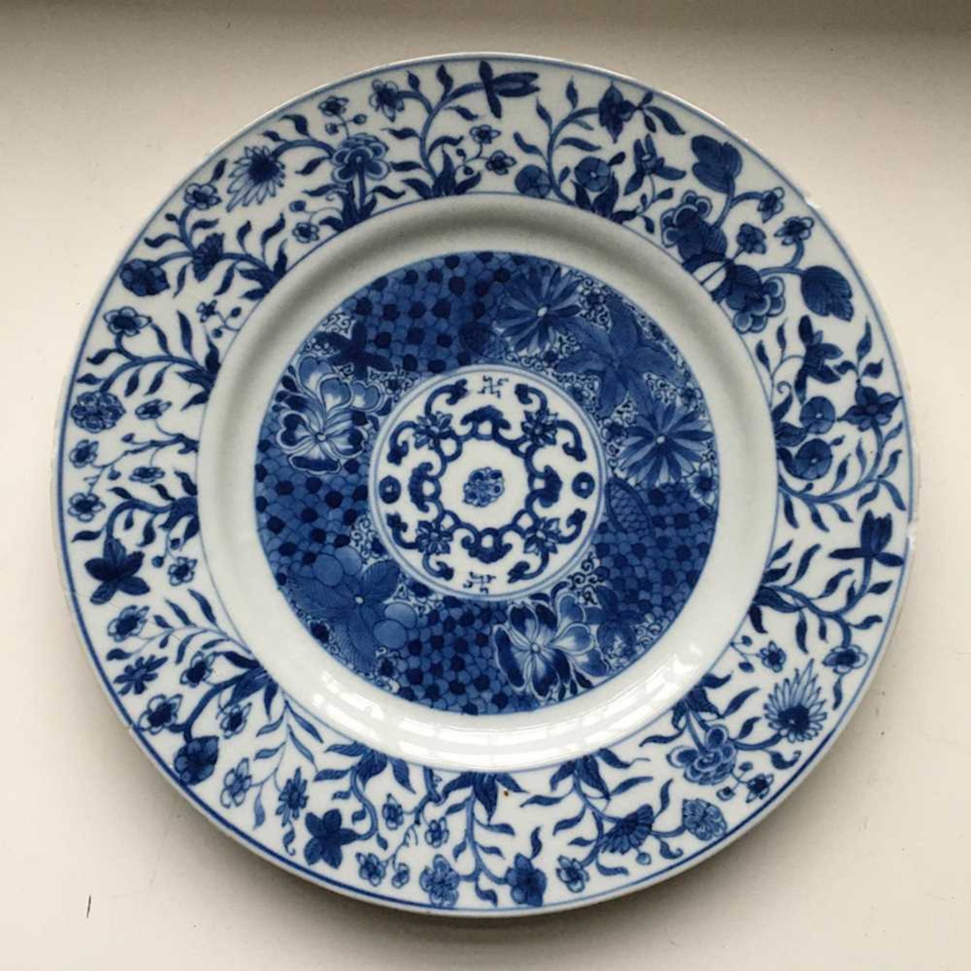 GROUP OF TWELVE BLUE AND WHITE PLATES AND CHARGERS QING DYNASTY, 18TH CENTURY - Bild 65 aus 69