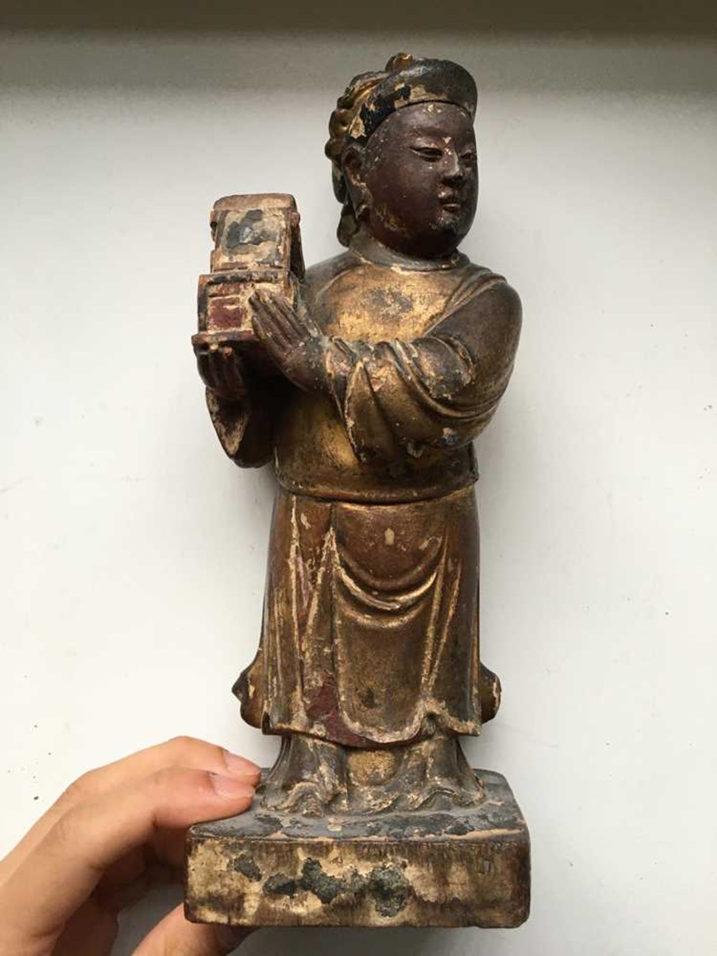 GILT-LACQUERED WOODEN FIGURE OF A DAOIST IMMORTAL QING DYNASTY, 18TH-19TH CENTURY - Bild 4 aus 20