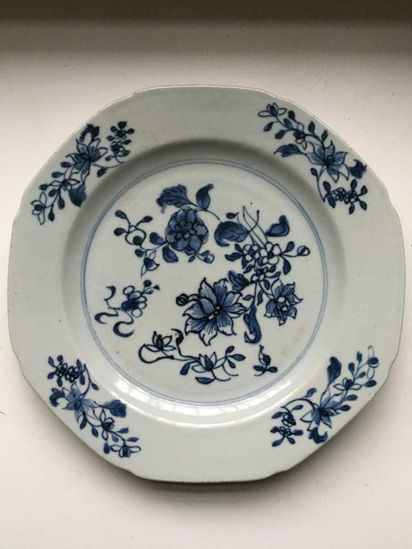 GROUP OF TWELVE BLUE AND WHITE PLATES AND CHARGERS QING DYNASTY, 18TH CENTURY - Bild 26 aus 69