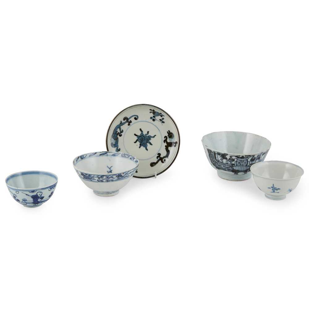 GROUP OF FIVE BLUE AND WHITE WARES QING DYNASTY, 18TH CENTURY