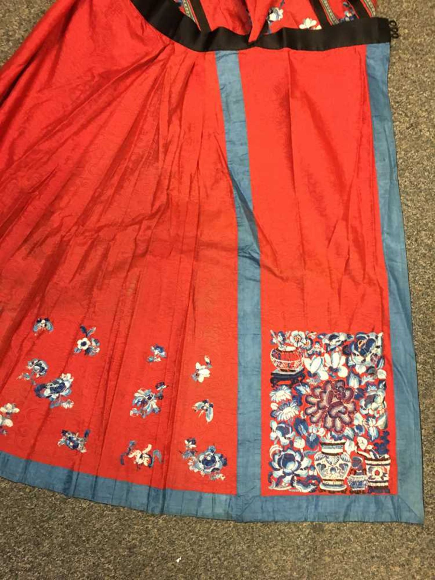 HAN CHINESE WOMAN'S EMBROIDERED RED SILK PLEATED SKIRT LATE QING DYNASTY-REPUBLIC PERIOD, 19TH-20TH - Bild 6 aus 12