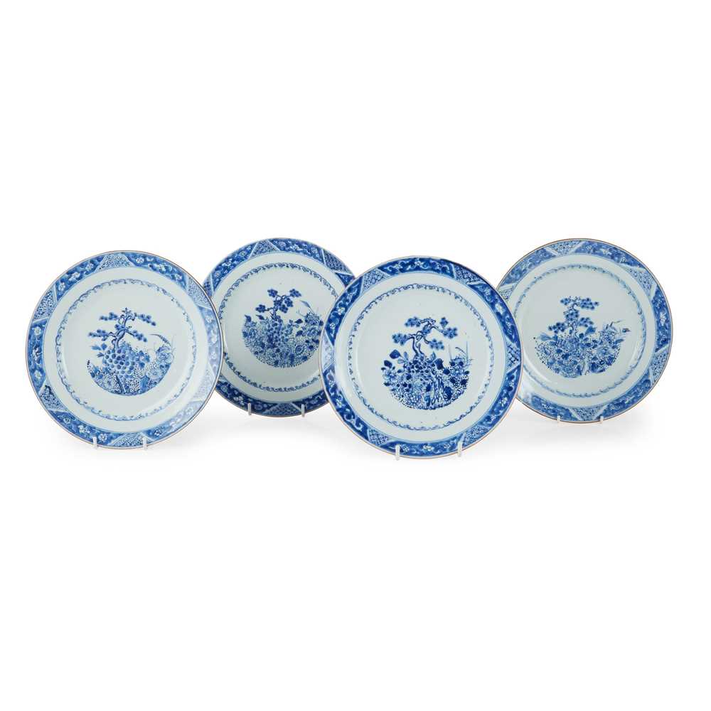 GROUP OF FOUR BLUE AND WHITE PLATES QING DYNASTY, 18TH CENTURY