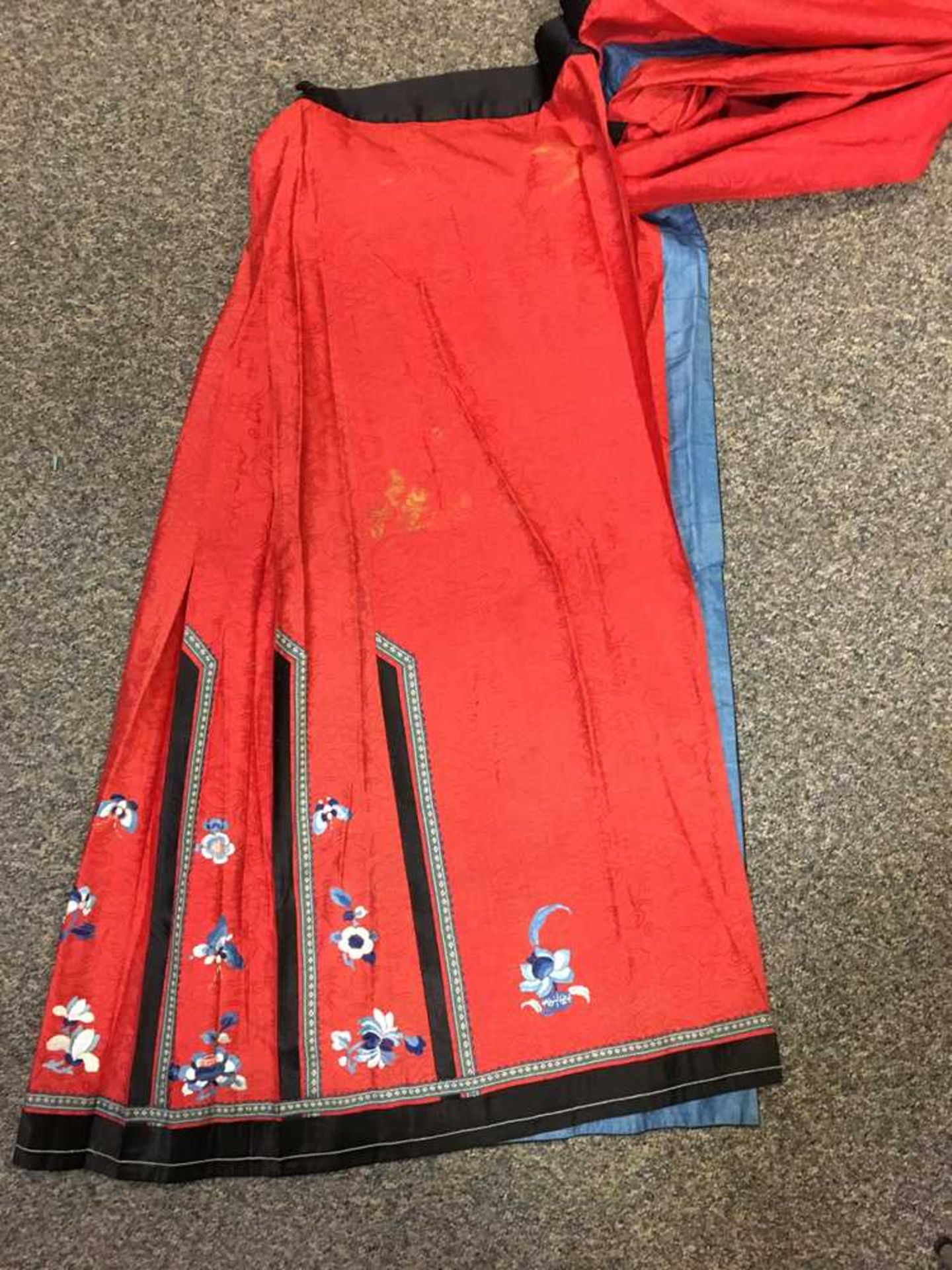 HAN CHINESE WOMAN'S EMBROIDERED RED SILK PLEATED SKIRT LATE QING DYNASTY-REPUBLIC PERIOD, 19TH-20TH - Bild 5 aus 12