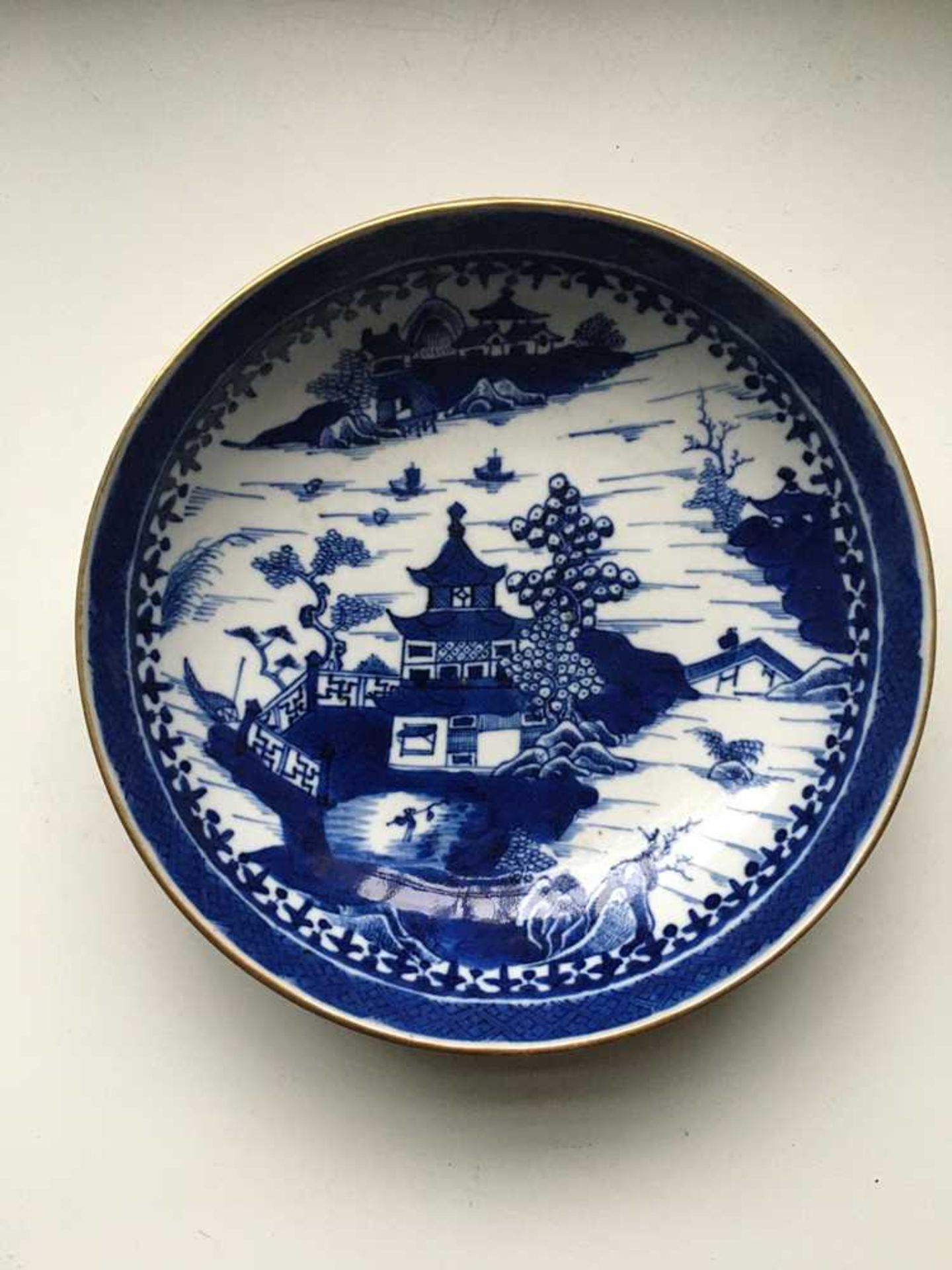 GROUP OF TWELVE BLUE AND WHITE PLATES AND CHARGERS QING DYNASTY, 18TH CENTURY - Bild 4 aus 69