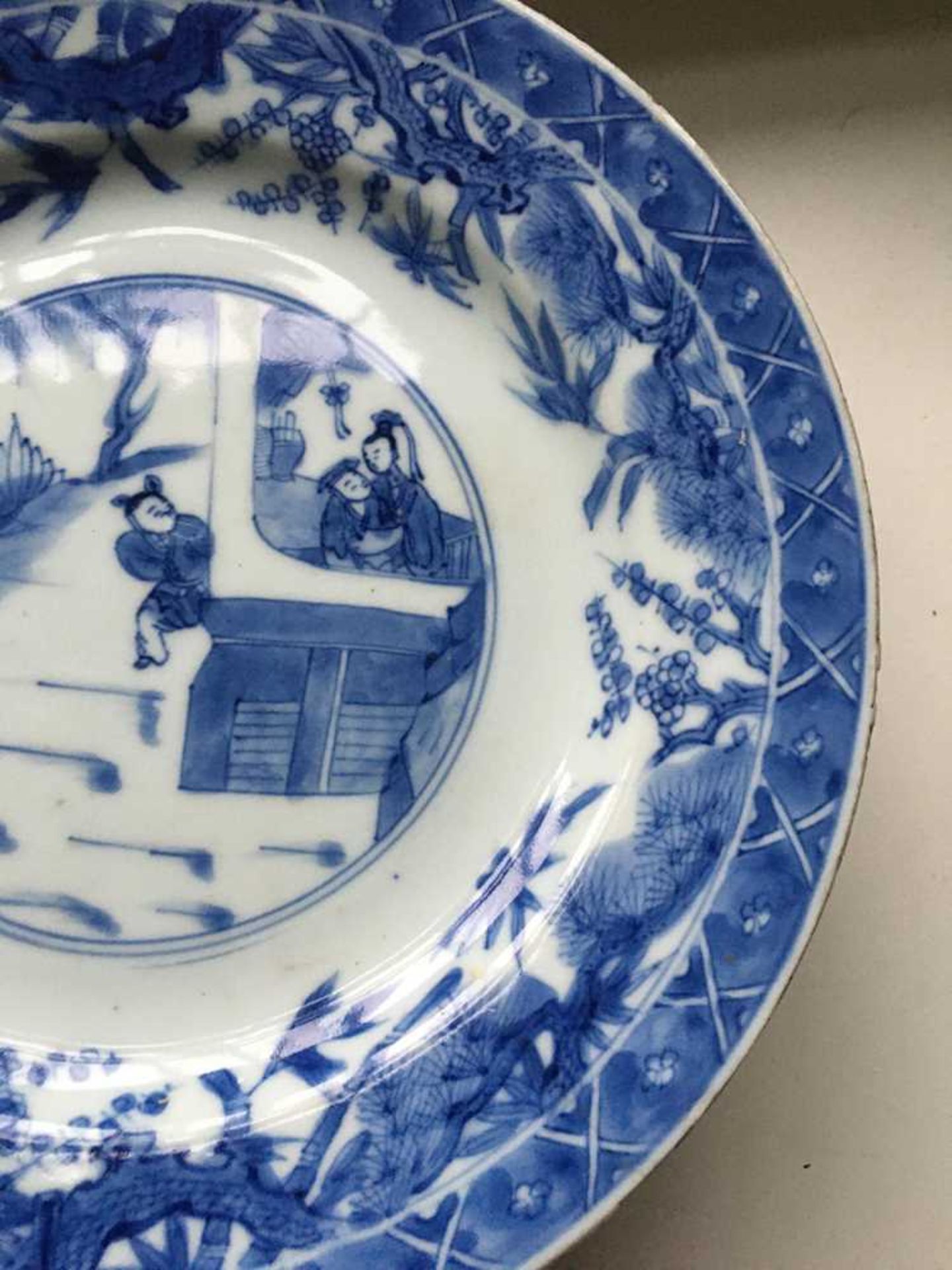 GROUP OF TWELVE BLUE AND WHITE PLATES AND CHARGERS QING DYNASTY, 18TH CENTURY - Bild 20 aus 69