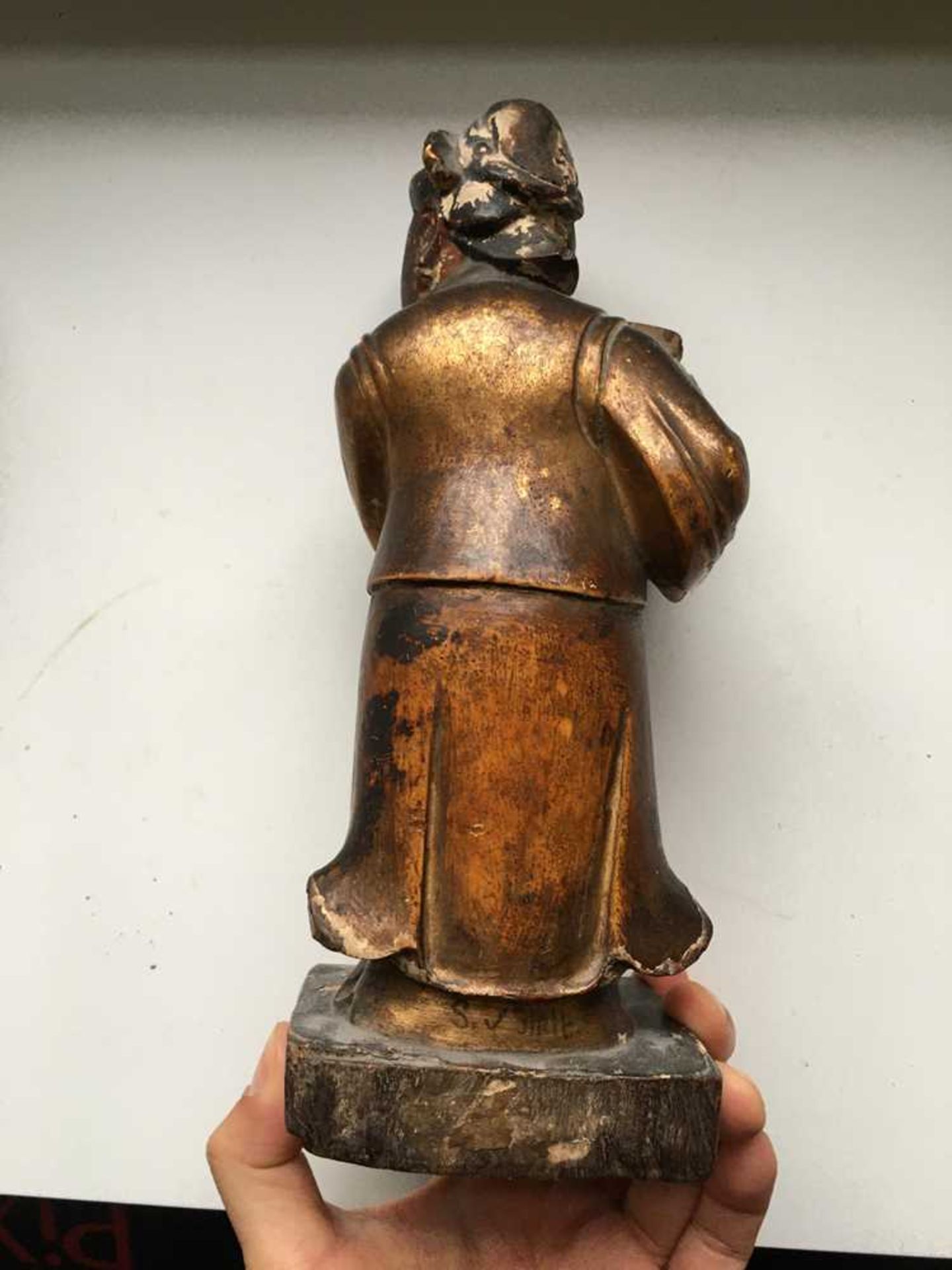 GILT-LACQUERED WOODEN FIGURE OF A DAOIST IMMORTAL QING DYNASTY, 18TH-19TH CENTURY - Image 7 of 20