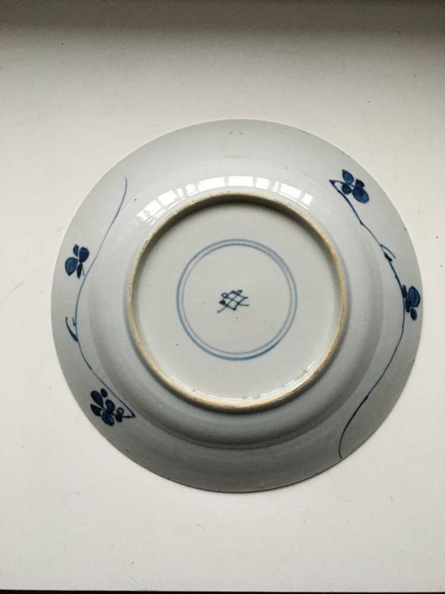 GROUP OF TWELVE BLUE AND WHITE PLATES AND CHARGERS QING DYNASTY, 18TH CENTURY - Bild 47 aus 69