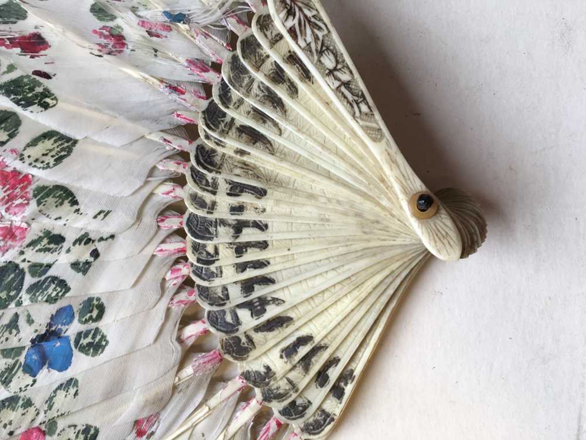 CARVED BONE AND FEATHER FAN LATE QING DYNASTY-REPUBLIC PERIOD, 19TH-20TH CENTURY - Image 9 of 12