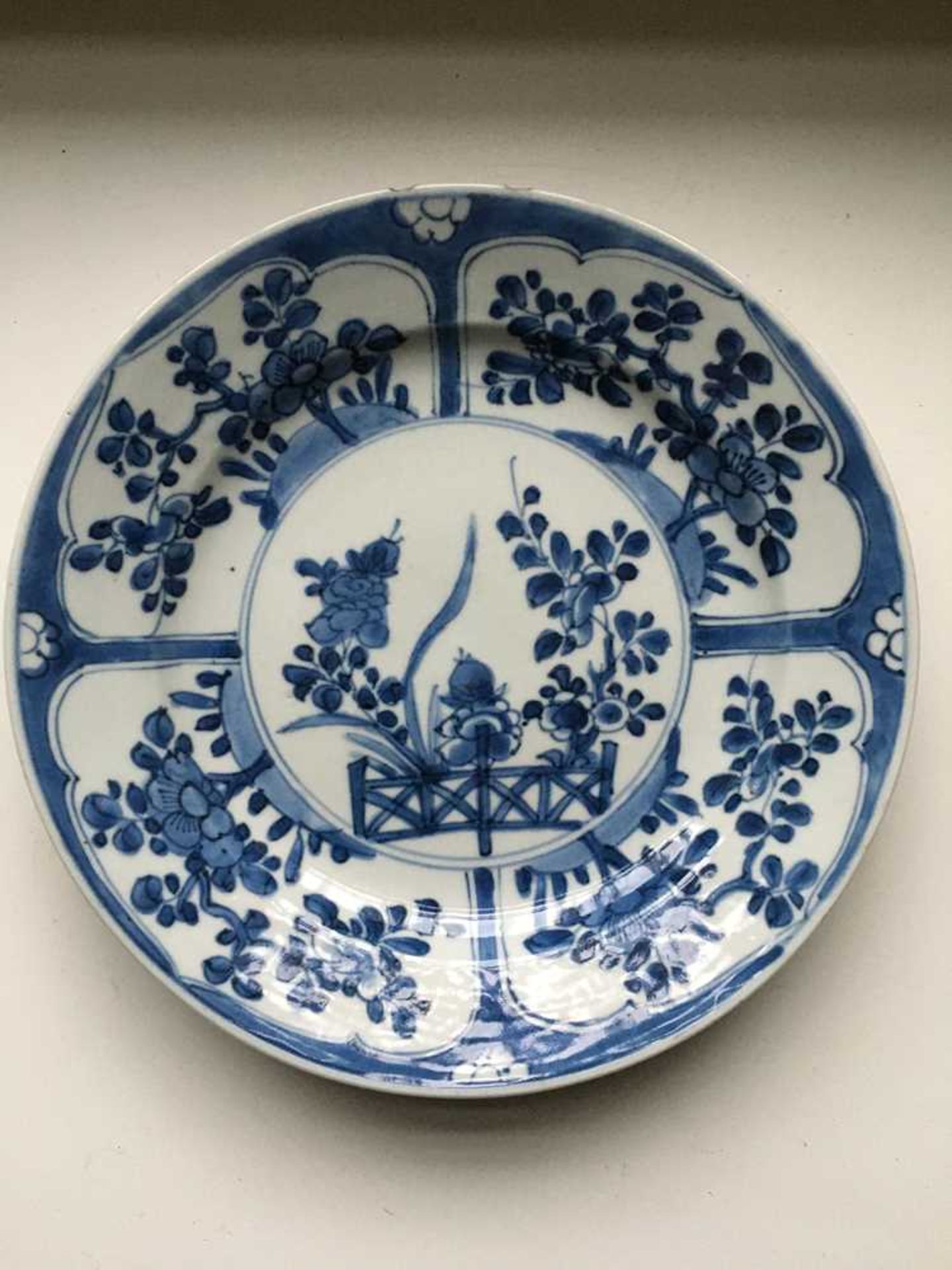 GROUP OF TWELVE BLUE AND WHITE PLATES AND CHARGERS QING DYNASTY, 18TH CENTURY - Bild 45 aus 69