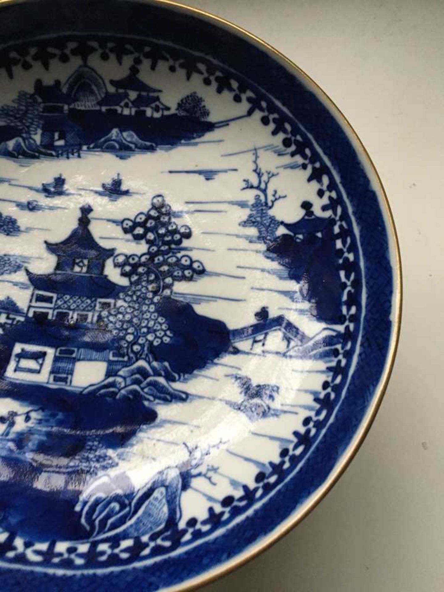 GROUP OF TWELVE BLUE AND WHITE PLATES AND CHARGERS QING DYNASTY, 18TH CENTURY - Bild 6 aus 69