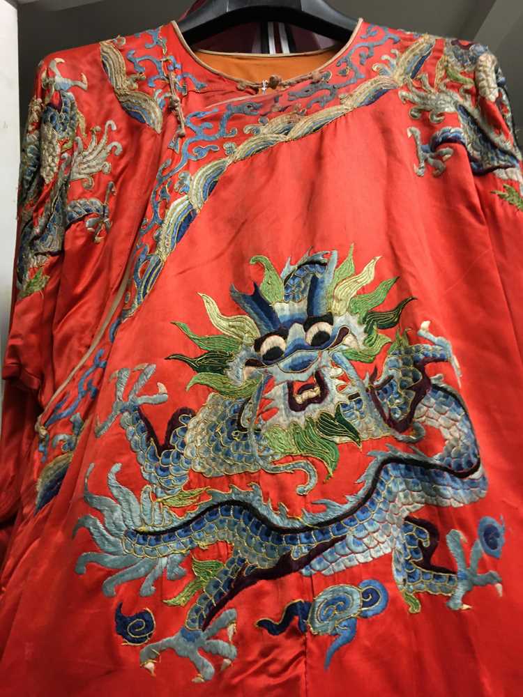 RED GROUND SILK EMBROIDERED 'DRAGON' ROBE 19TH-20TH CENTURY - Image 5 of 20