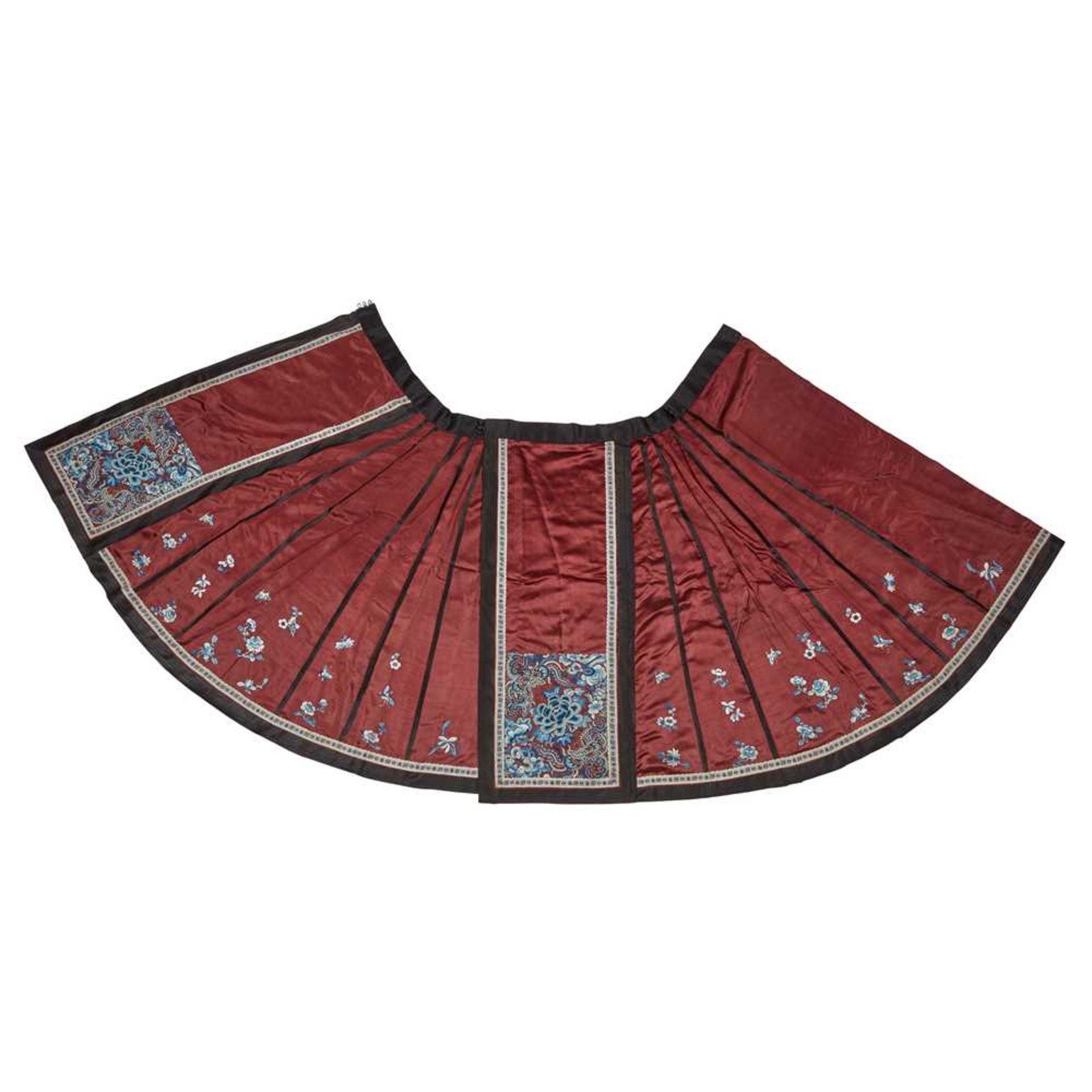 HAN CHINESE WOMAN'S EMBROIDERED PERSIMMON SILK PLEATED SKIRT LATE QING DYNASTY-REPUBLIC PERIOD, 19TH - Bild 2 aus 12