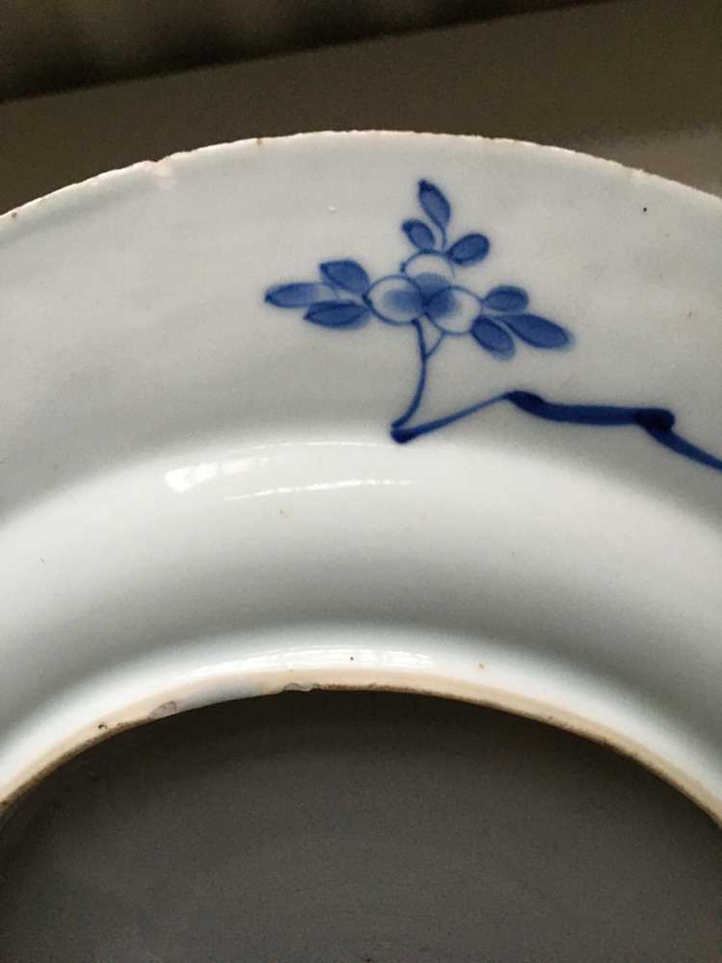 GROUP OF TWELVE BLUE AND WHITE PLATES AND CHARGERS QING DYNASTY, 18TH CENTURY - Bild 12 aus 69