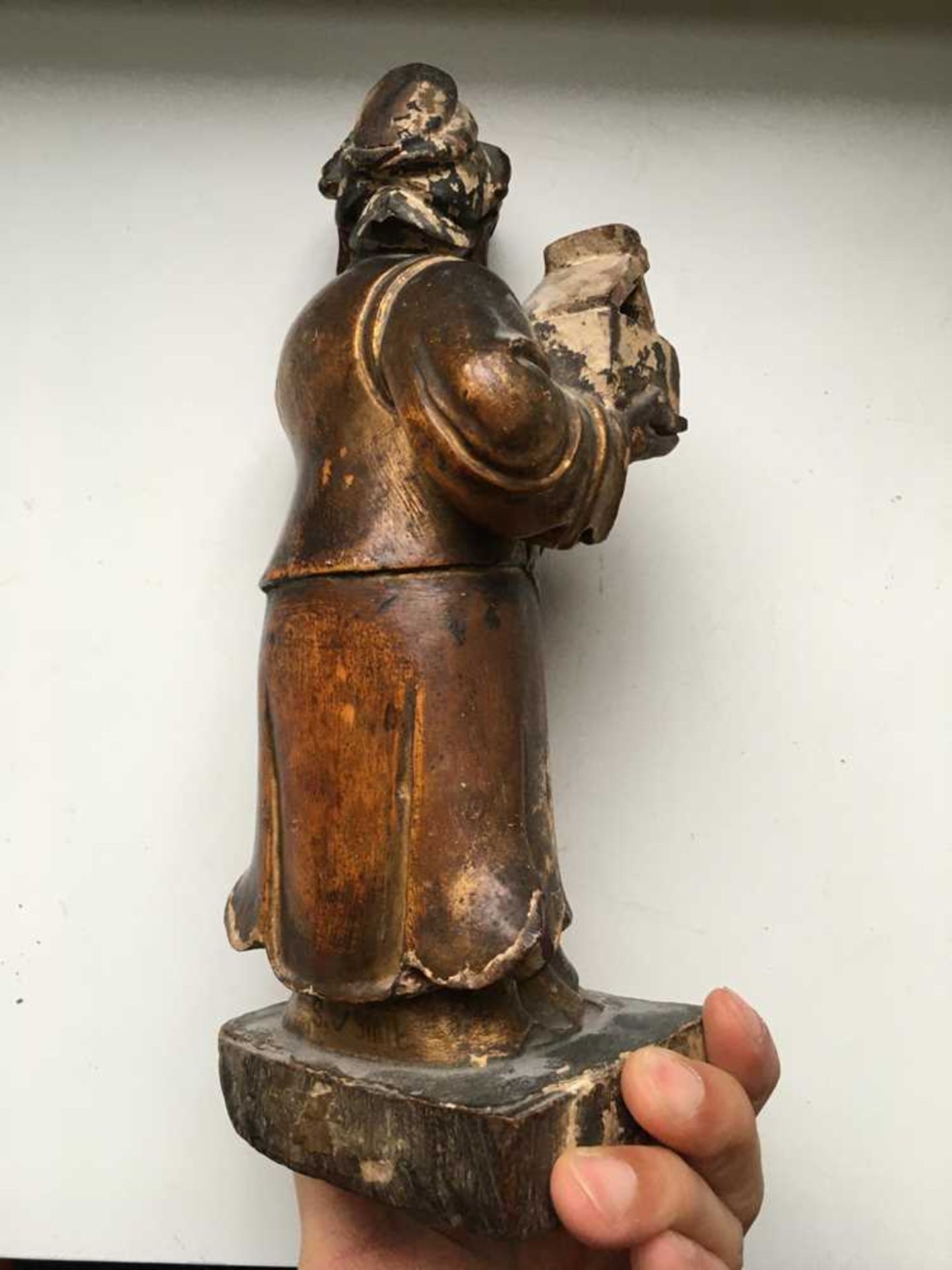 GILT-LACQUERED WOODEN FIGURE OF A DAOIST IMMORTAL QING DYNASTY, 18TH-19TH CENTURY - Image 8 of 20