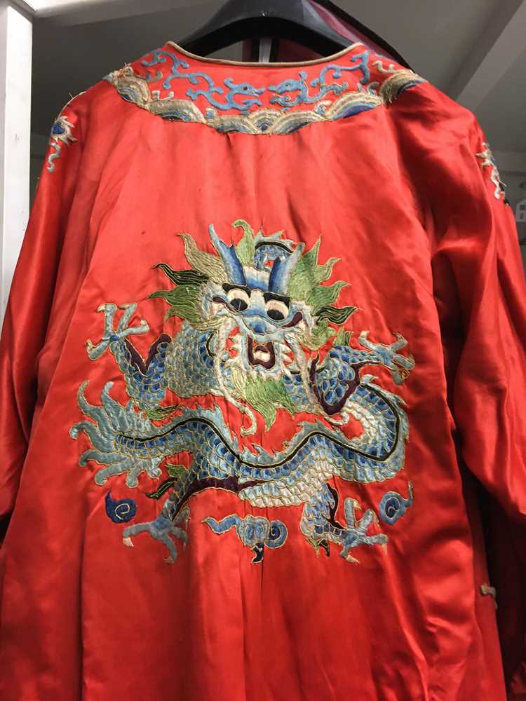 RED GROUND SILK EMBROIDERED 'DRAGON' ROBE 19TH-20TH CENTURY - Image 12 of 20